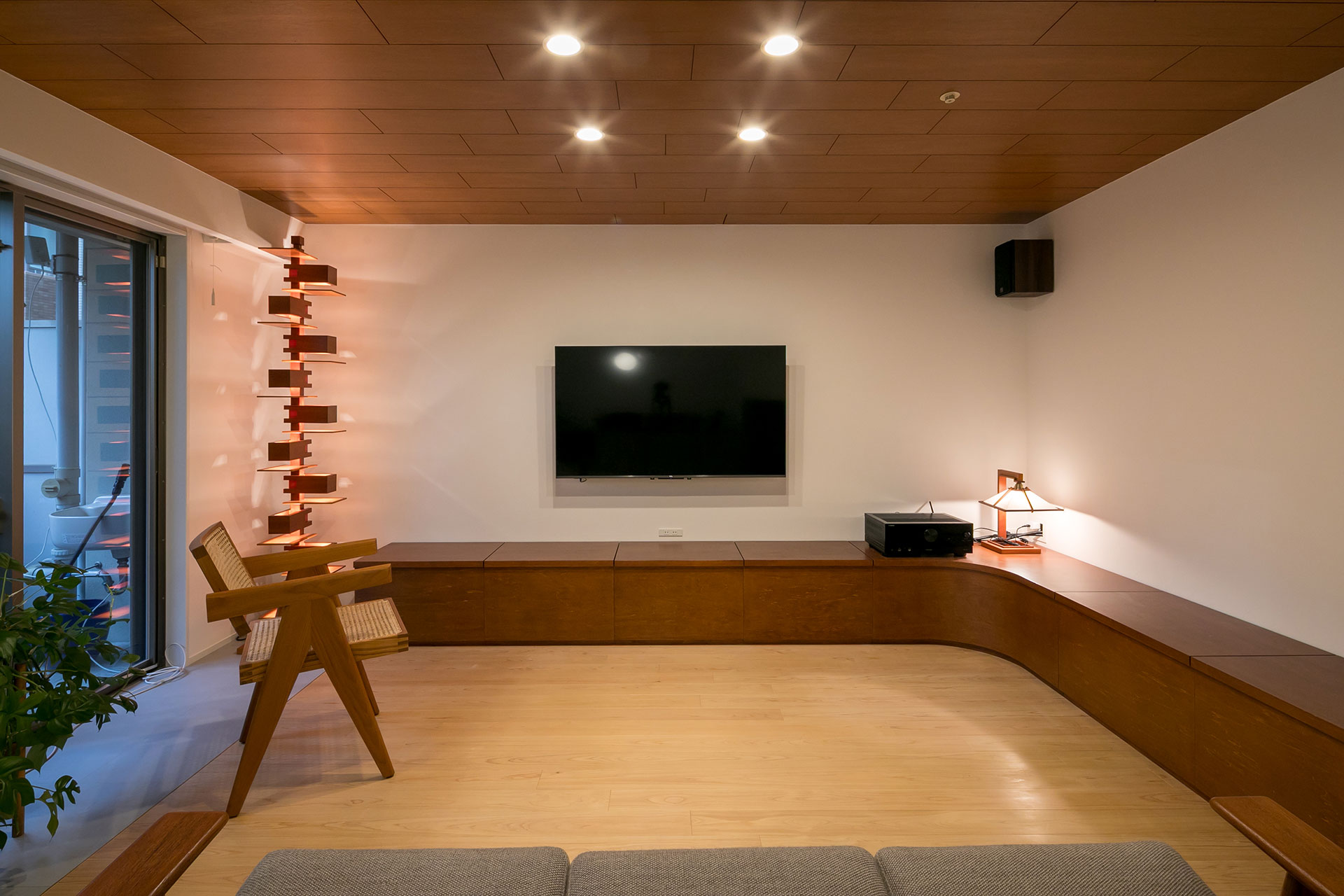 造作ベンチは収納棚でもあり、見た目の美しさだけではなく機能性も兼ね備えている。「子供が小さいと物が散らかりがちですけど、これだけ収納スペースがあると心配ないですね」と妻。