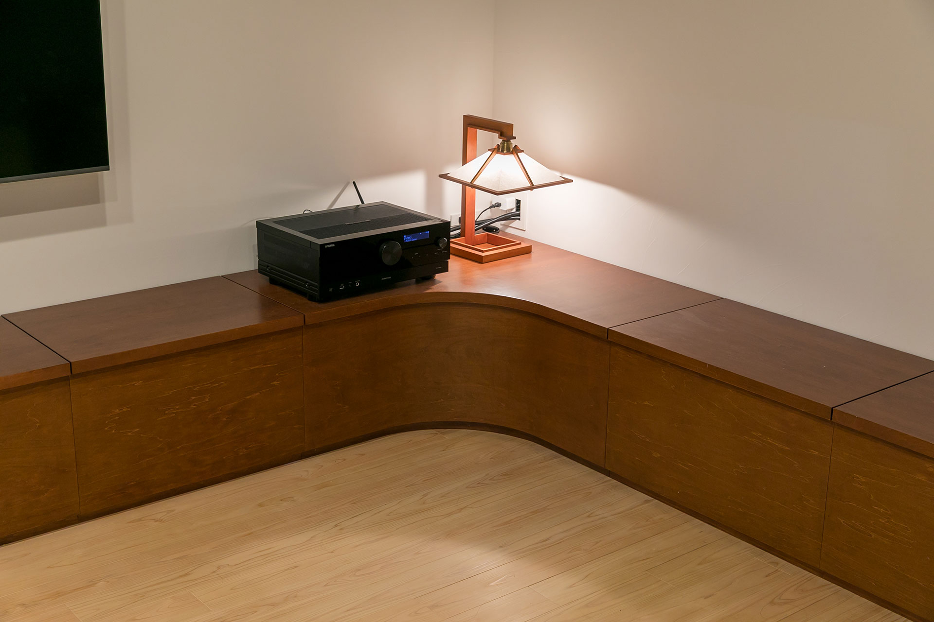 フランク・ロイド・ライト「タリアセン1」が塗り壁に美しい陰影を作る。