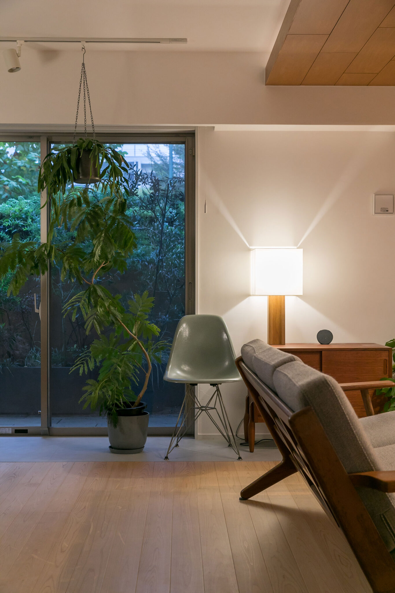 正面に置かれたイームズ「プラスチックシェルサイドチェア」は夫が家具を集め始めた頃に買ったもの。