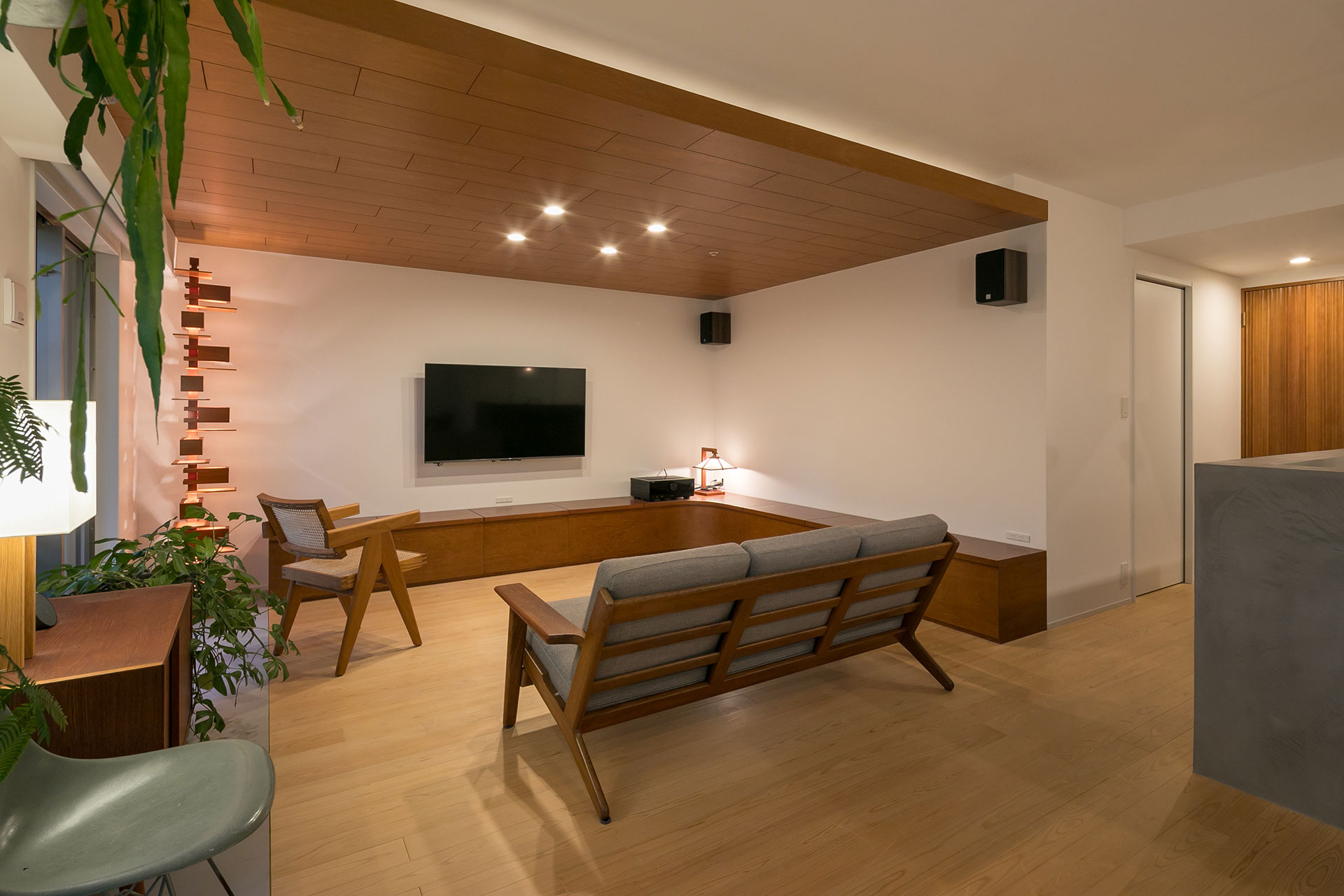 夫が「後ろ姿が可愛い」と話すハンス・ウェグナーのソファ「GE290」は、チーク材のヴィンテージにこだわり探し回って見つけた一品。