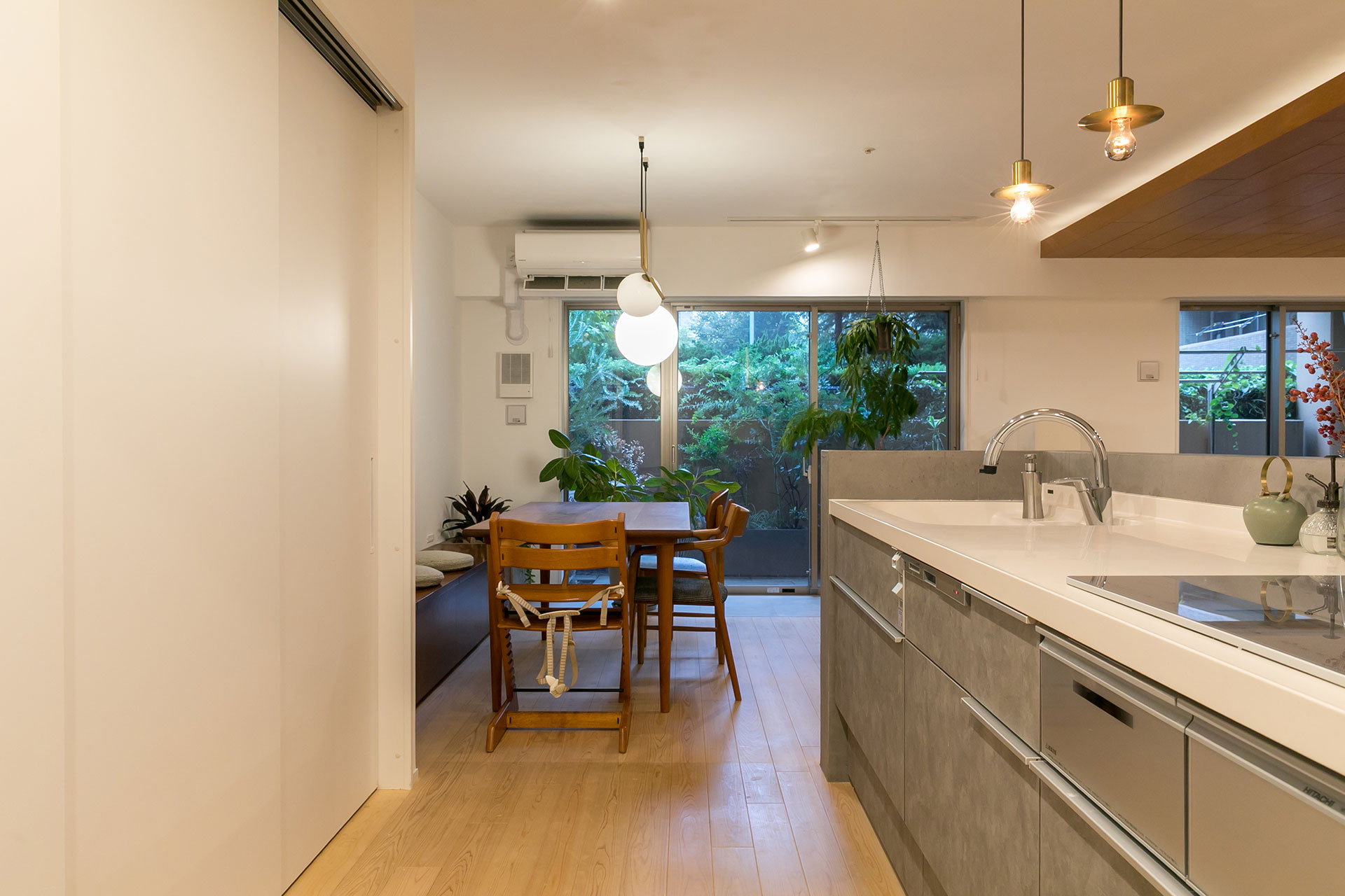 ベランダの床を上げて室内の床の高さに合わせ、中からの延長上に外を見せる。窓から見える植栽は専門業者に依頼し整えた。