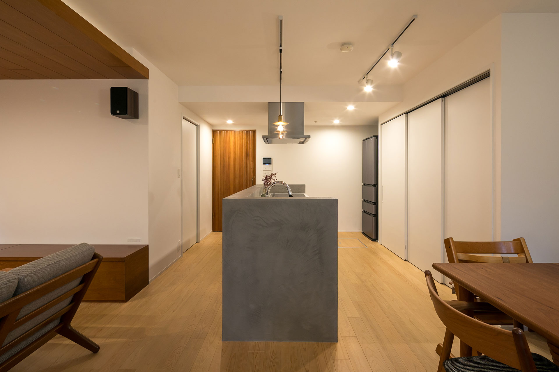 キッチンと背面のパントリーの間には十分な空間が確保されていて回遊ができる。「子供が走り回っています」と妻。