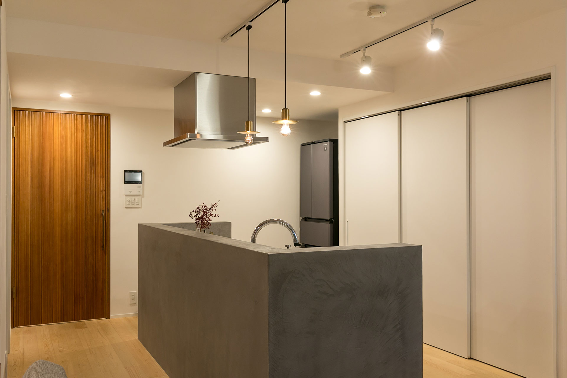 大容量のパントリーが壁に馴染む。加えて冷蔵庫も壁の延長線上に収まり、全体的に整った印象を与える。