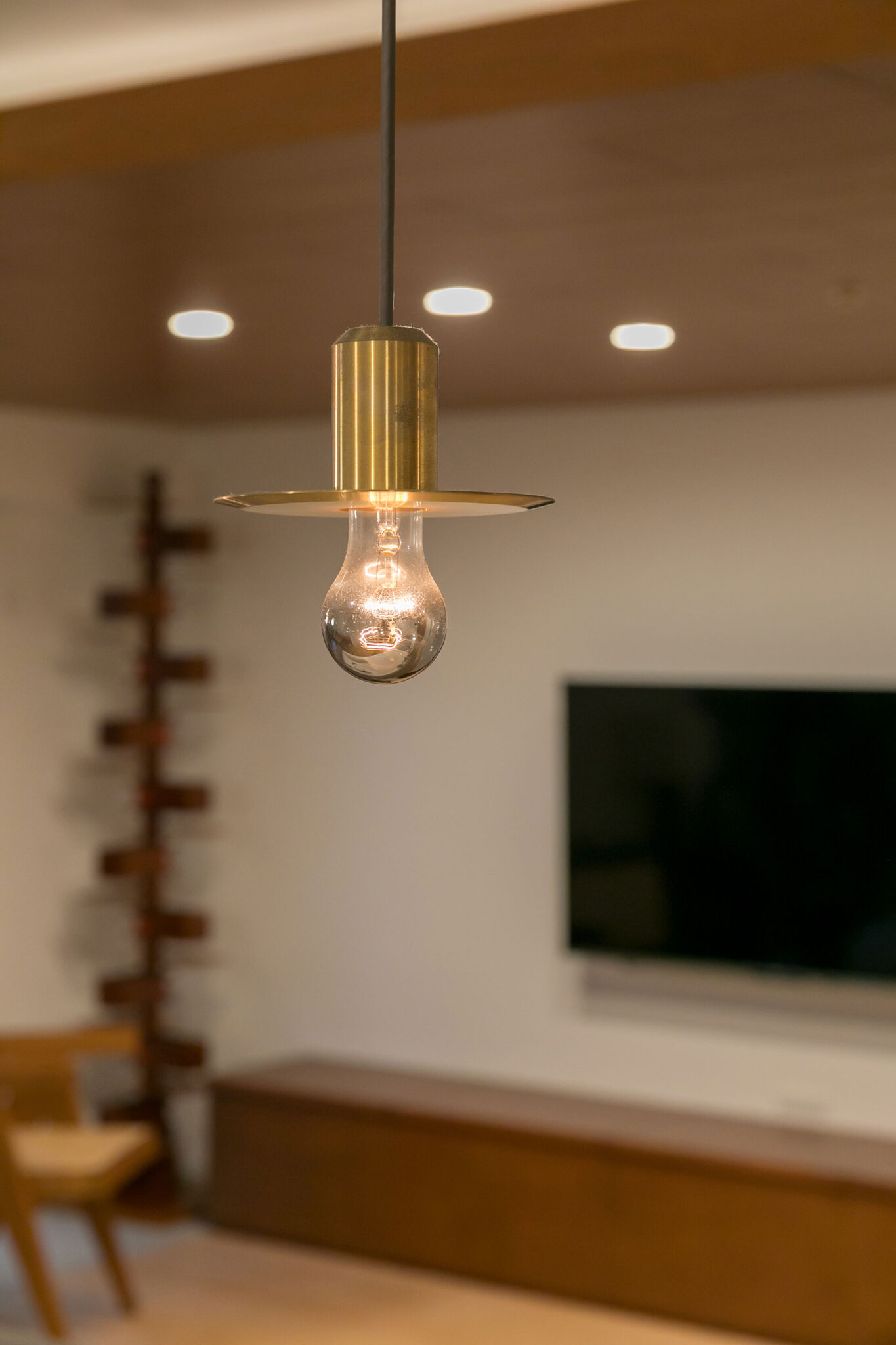 真鍮の削り出しが美しい「ニューライトポタリー」のペンダントライト。