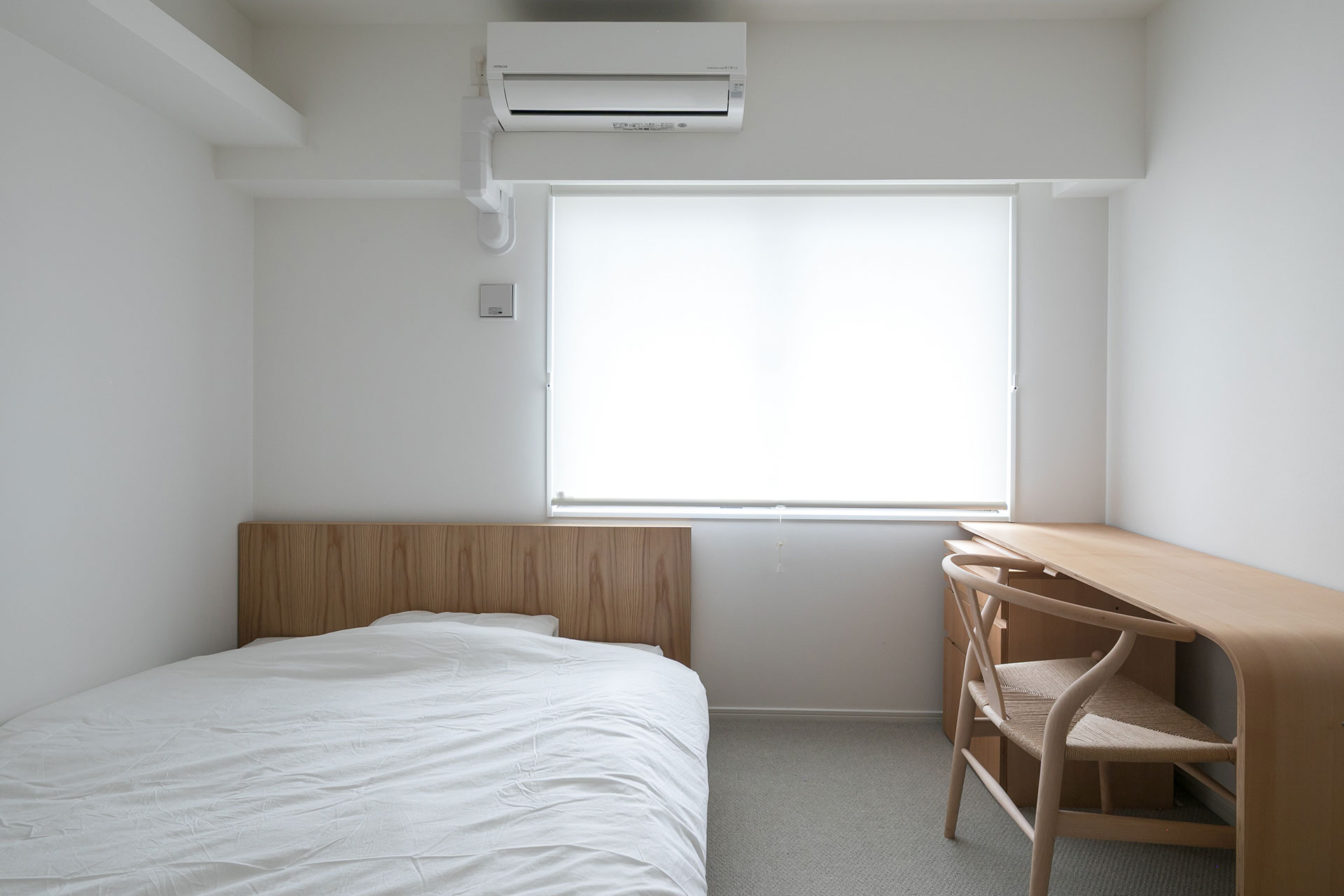 ハンス・ウェグナーの「Yチェア」があるワークデスクは妻が使っている。最低限必要なスペースのみ確保し、残りはクローゼットの収納スペースにした。