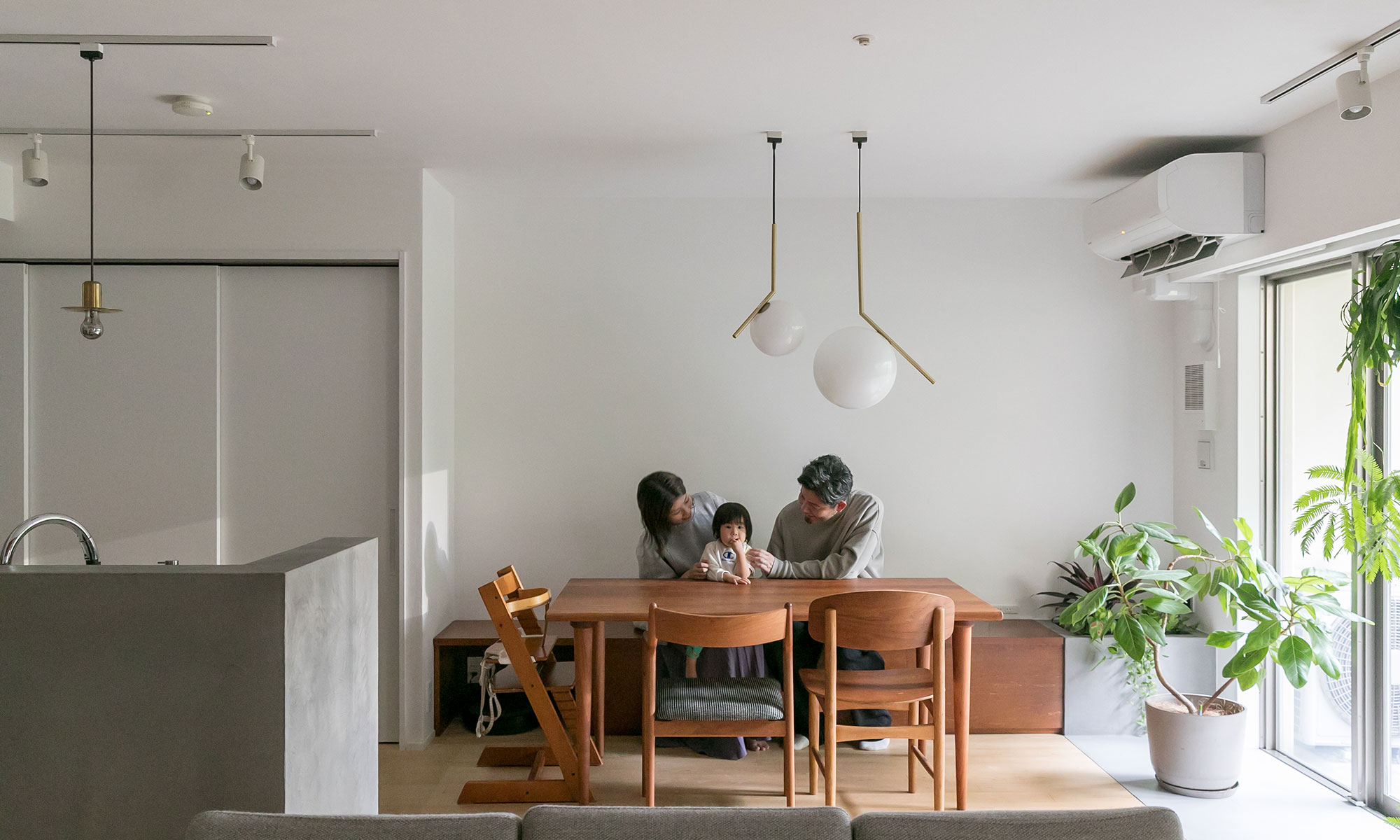 審美性と実用性の両立デザイナーズ家具を魅せる “生活感を見せない”が