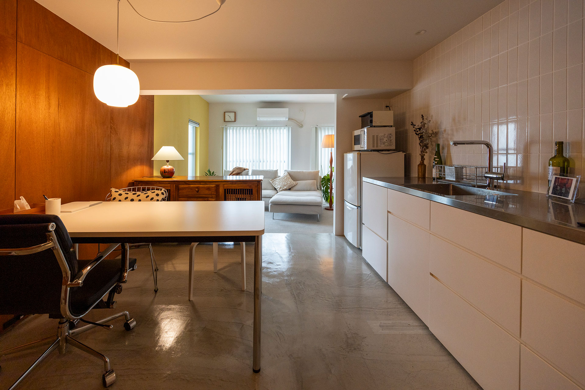 リモートワークも行うダイニングキッチン。梁の向こうがプライベートスペース。