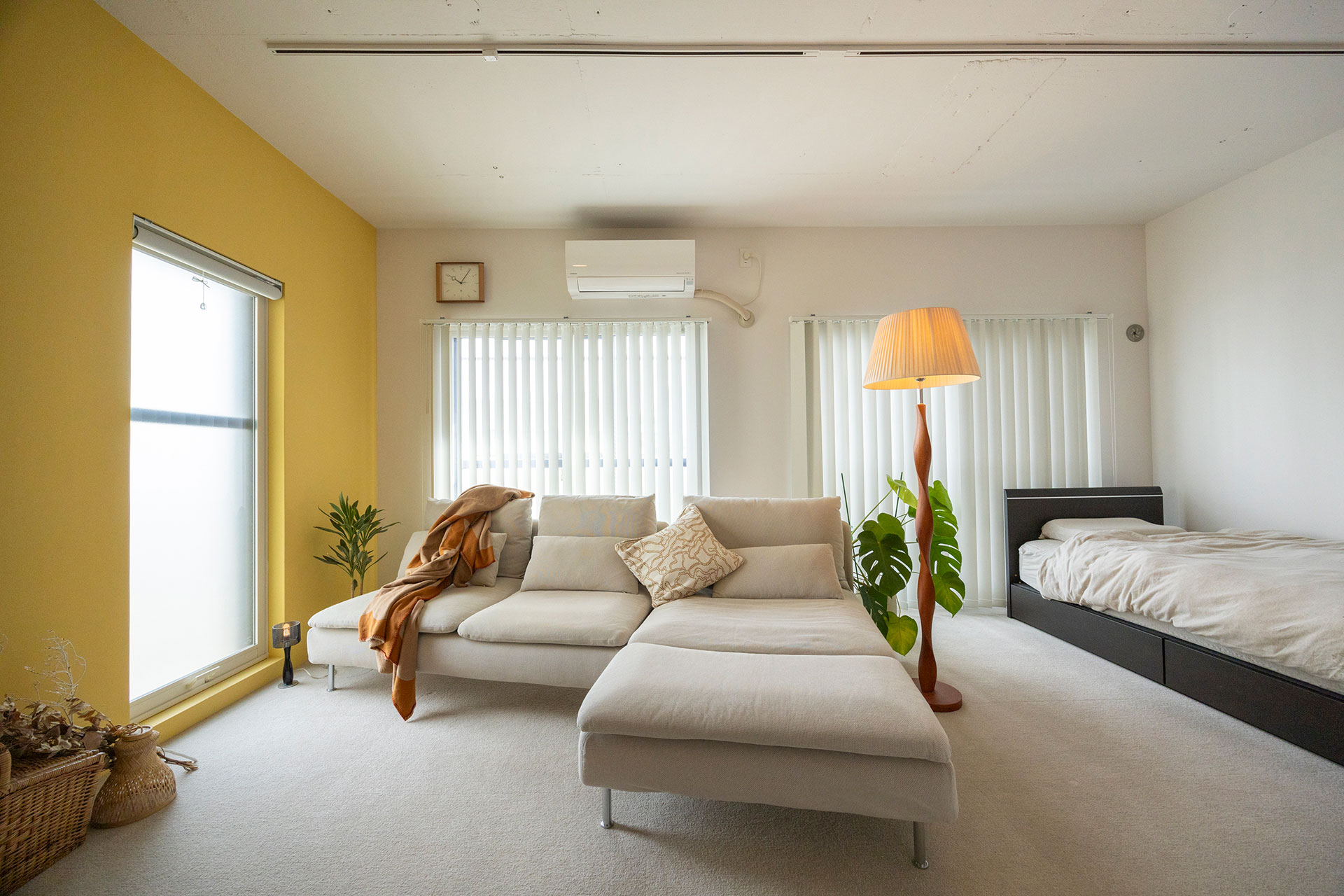 天井が高く、明るく開放的なリビング。ベッドスペースを仕切りなく設け、カーペットを敷いてホテルライクにコーディネート。