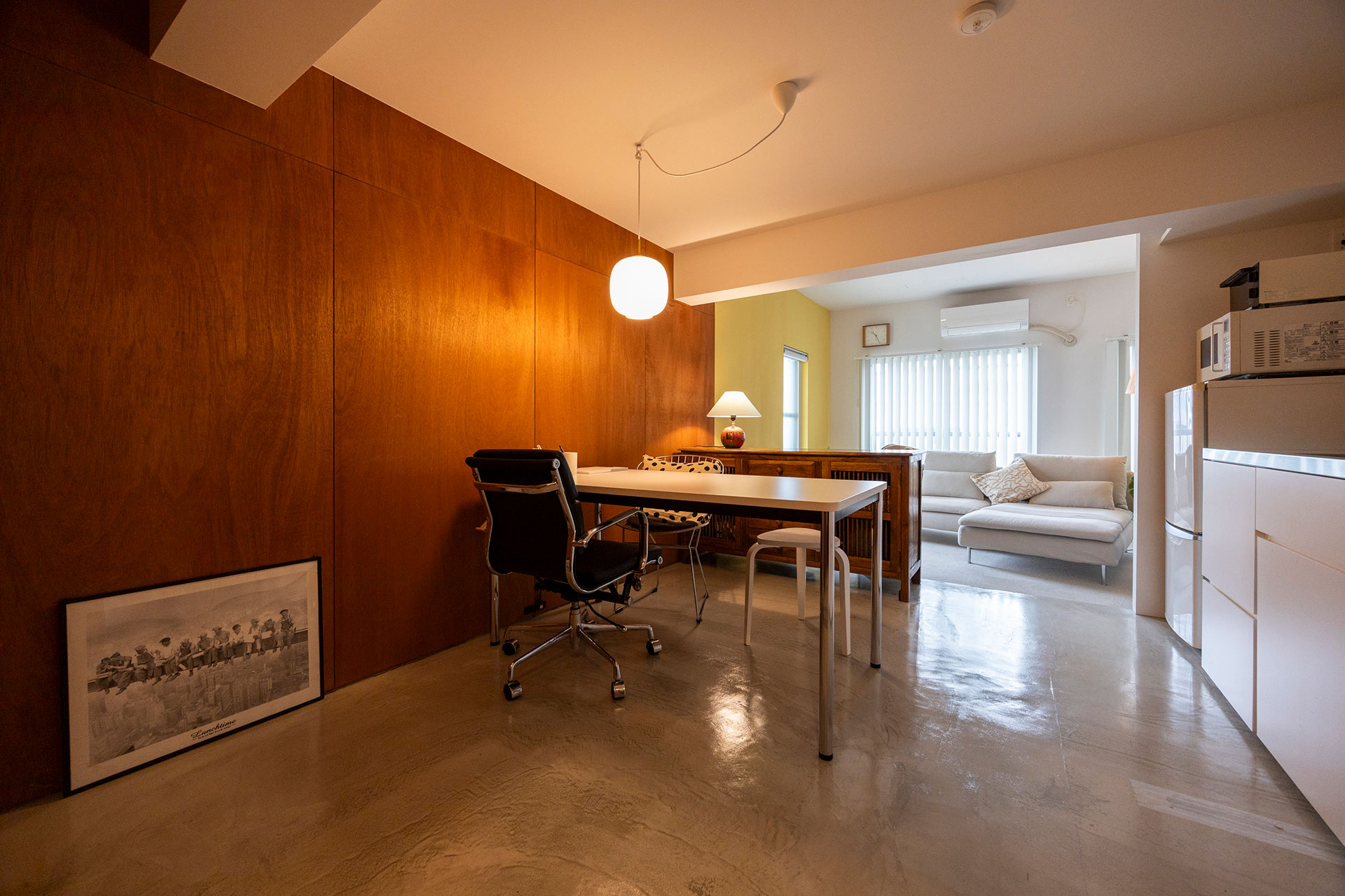 赤みがかったラワンの風合いが落ち着きを与える。アルバ・アアルトの自邸を参考にした。