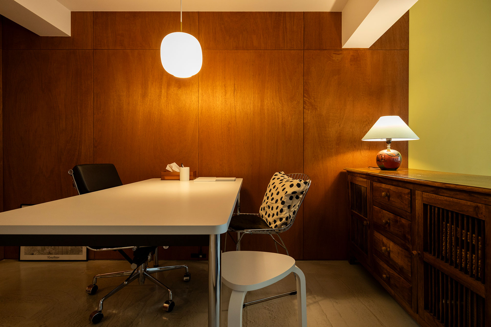 ダイニングは、“白天板でシルバーの脚”を条件に選んだオフィスリース用のテーブルを採用。照明はルイス・ポールセンのラジオハウスペンダントライト。