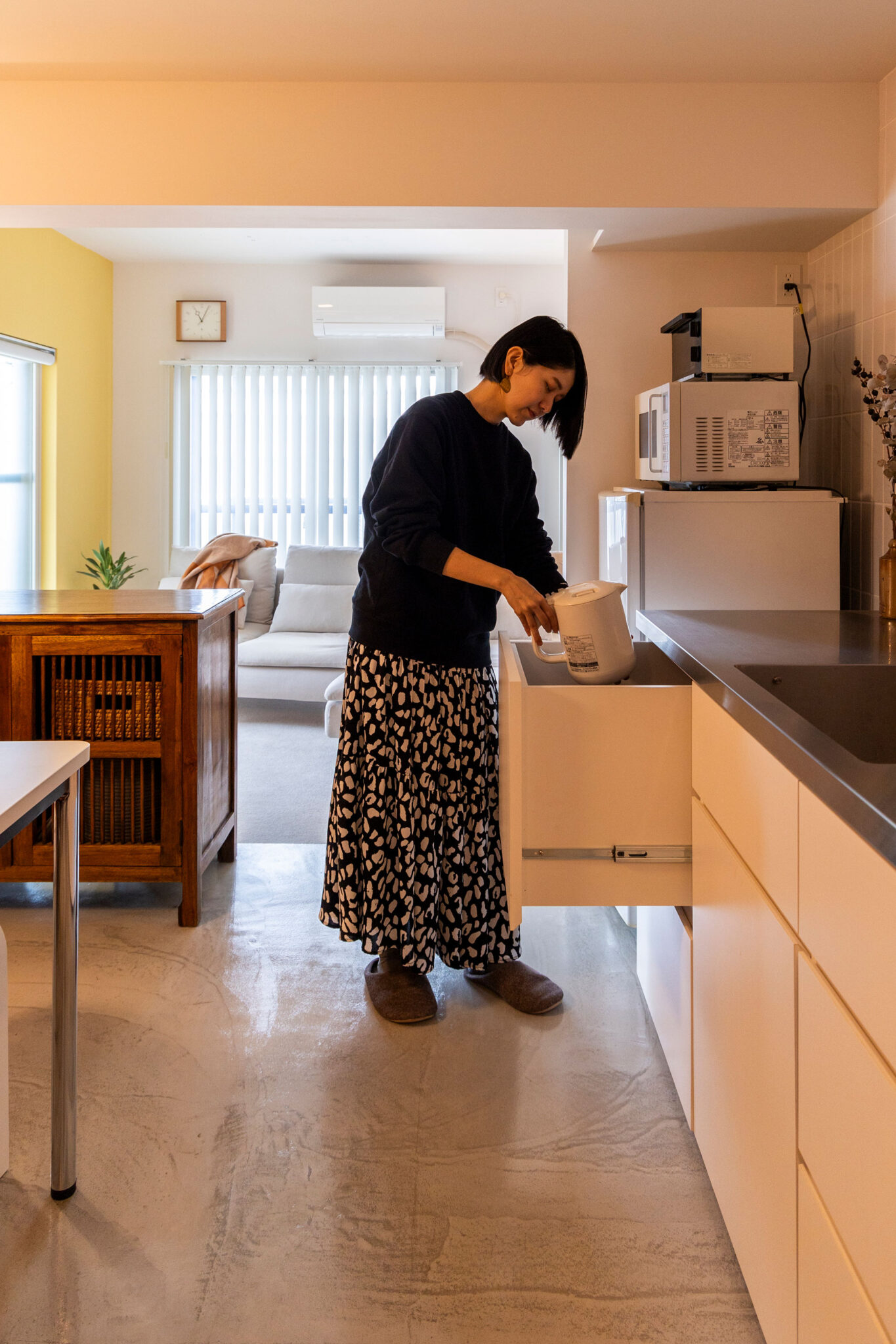 炊飯器、湯沸かしポット、ゴミ箱などはすべて内蔵。目に触れるものをなるべくカット。