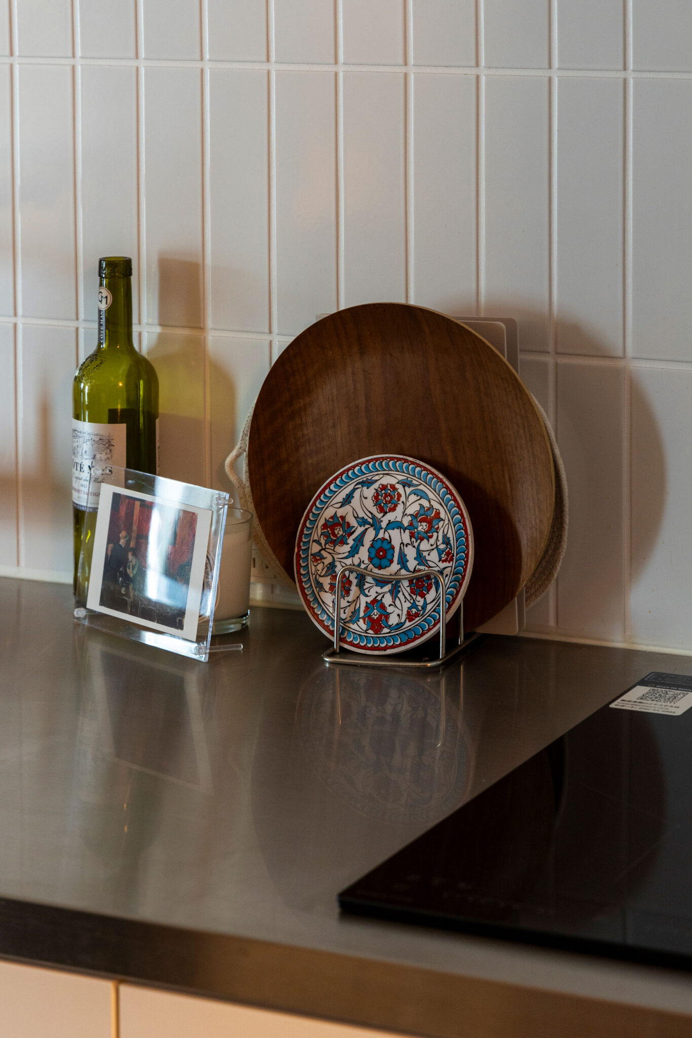 何度もショールームを訪れ、選んだタイルを縦貼りに。エレガントなデザインを目指した。