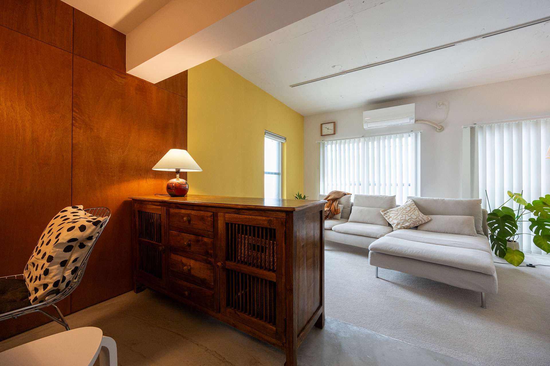 引っ越し前から愛用しているチェストは、インドネシアの古道具。リビングとの仕切りになっている。イタリア製のテーブルライトともに、ネットで購入。