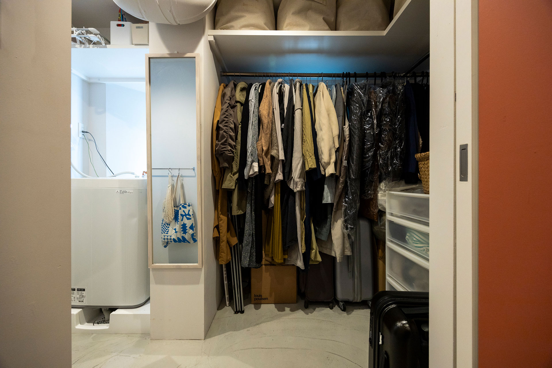 洗面台の向こうにWIC、ランドリー、脱衣所、バスルームが。引き戸で仕切ることも可能。