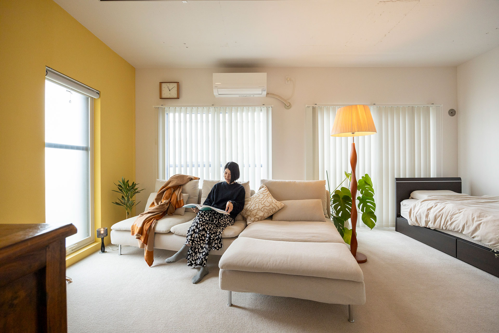 窓は二重窓にして断熱性を高めた。温かく癒される空間で。