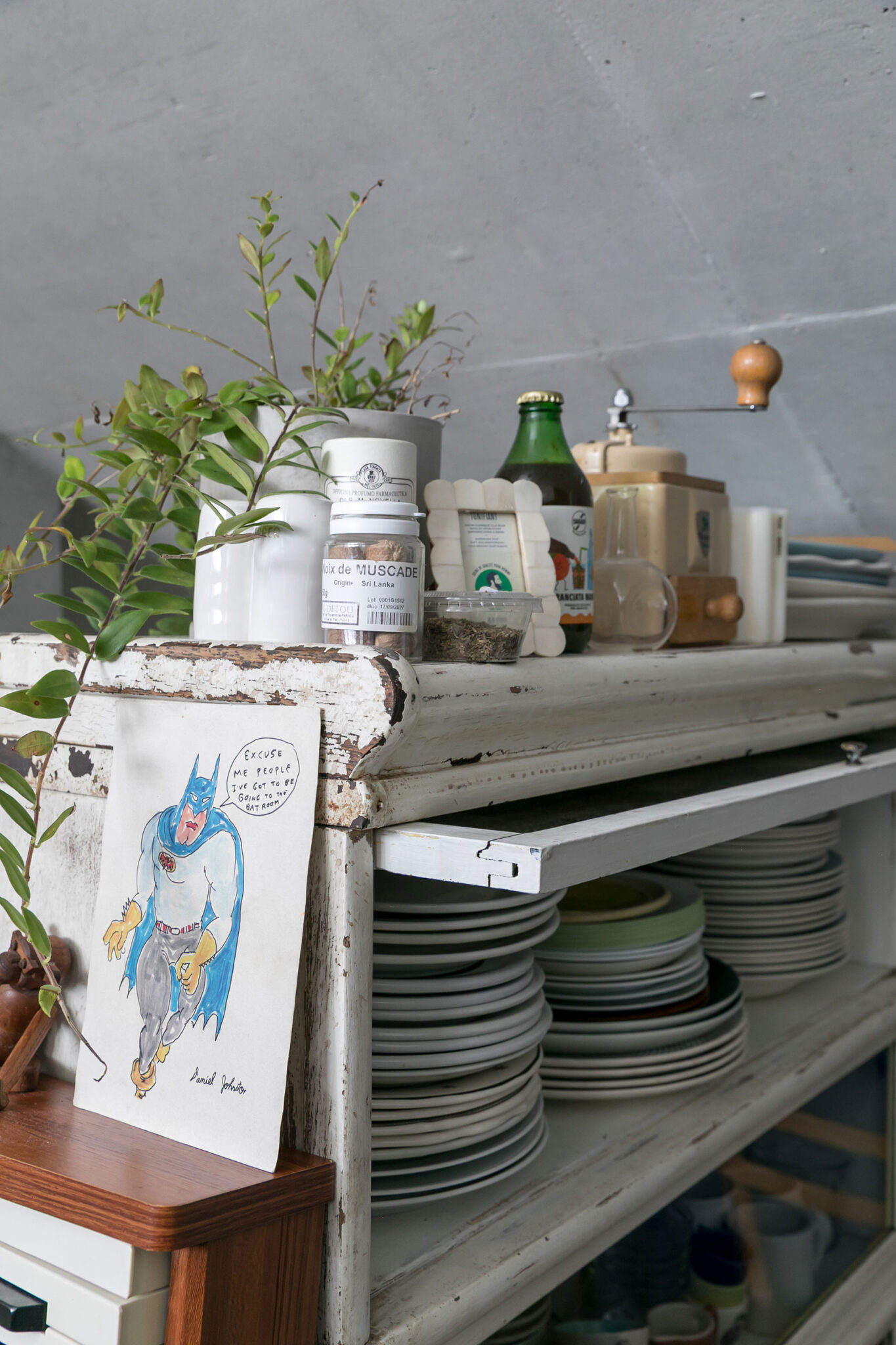 「約100年前のアンティークの食器棚は、神戸の雑貨店の知人が3年くらいかけて探してくれて、店から東京までクルマで運んできてくれたお気に入りです」