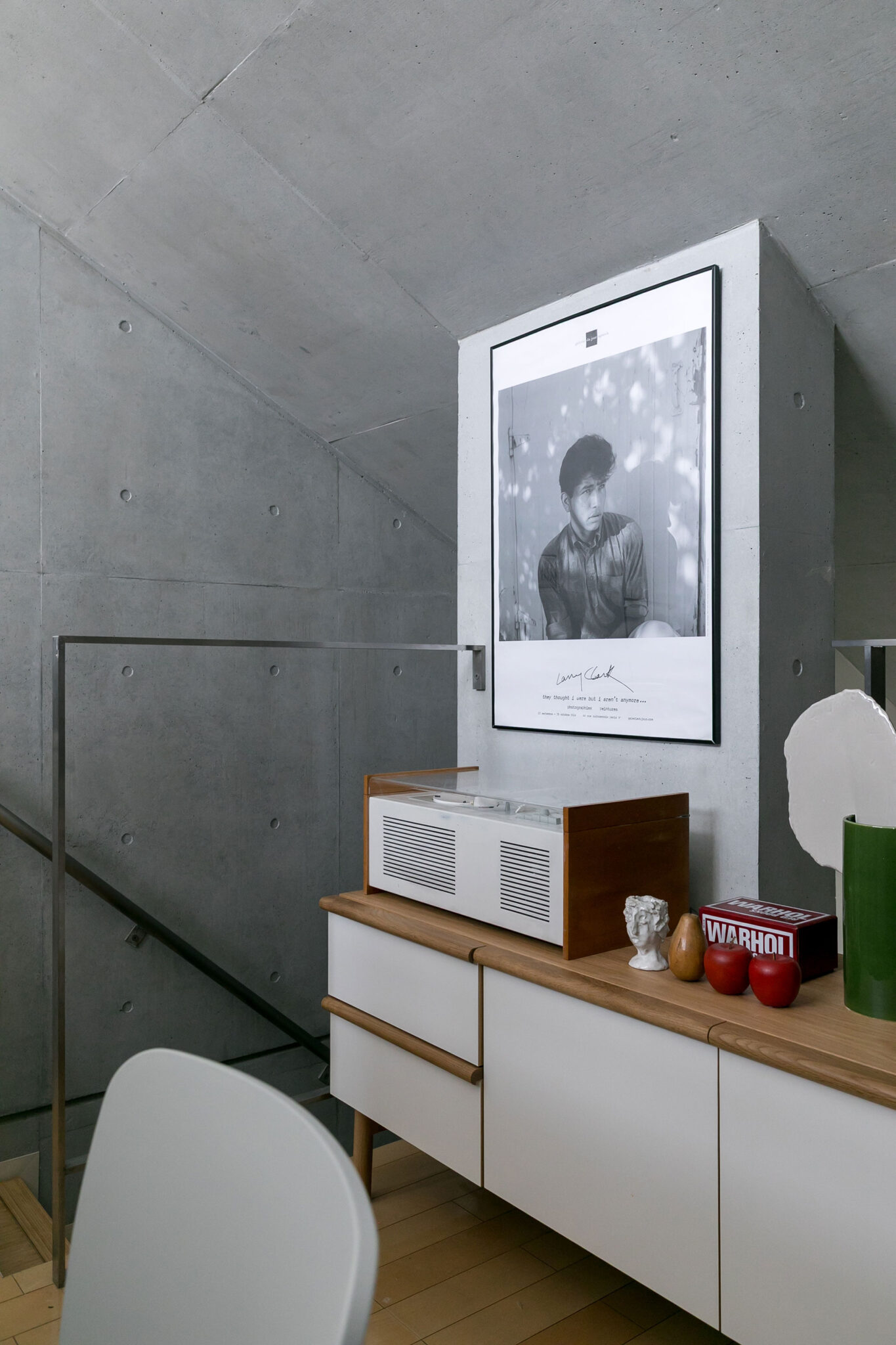 「ディーター・ラムスのBRAUNのラジオレコードプレイヤーは、完璧な状態ではないのですが、そのゆらぎのある音がお気に入りです」。ラリー・クラークのシルバープリントはパリから持ち帰ったもの。キャビネットはIDÉE。