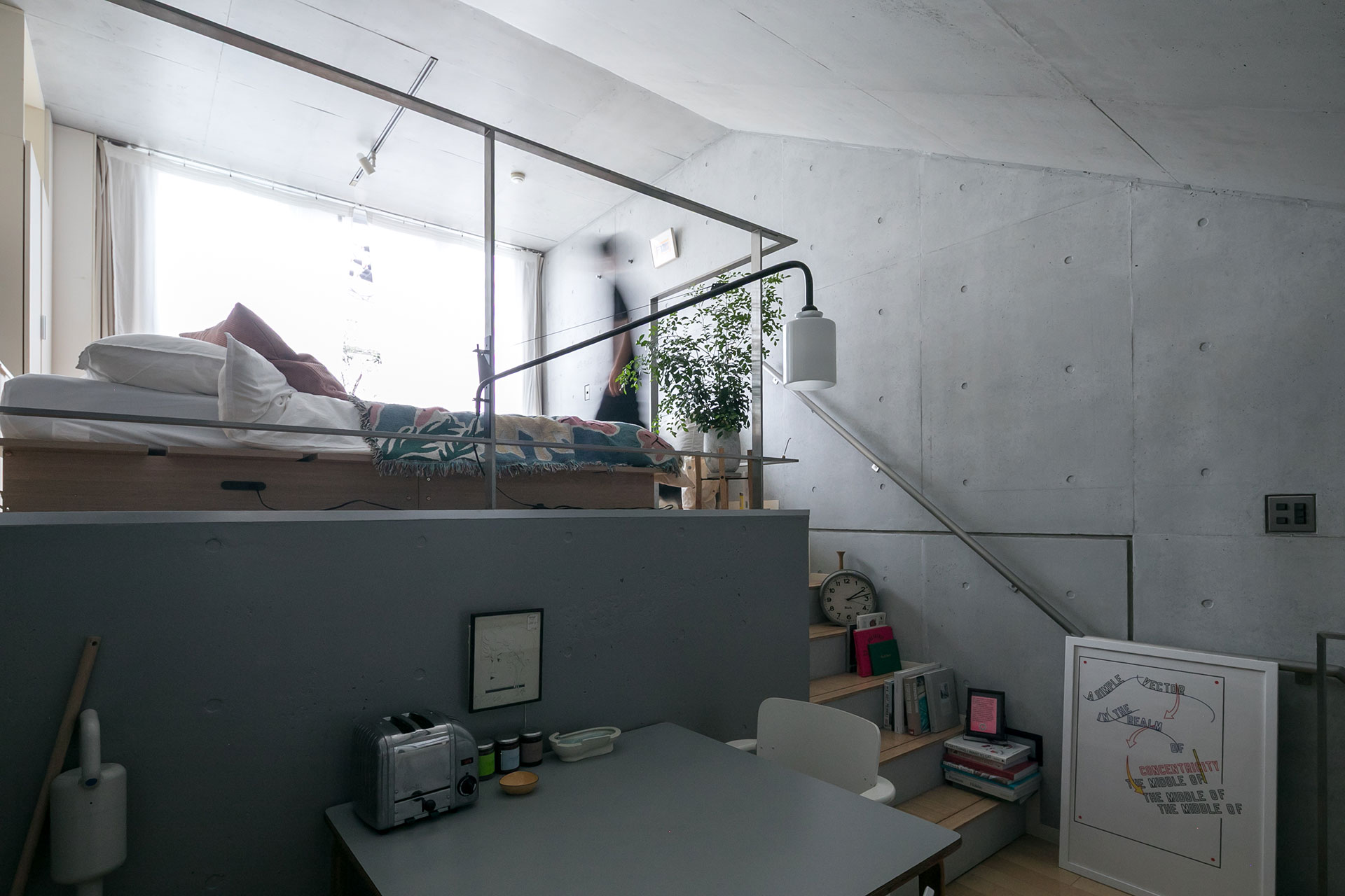 ライトは強力粘着両面テープを使って留めているそう。「絵を壁にかける時も両面テープを使ってます」