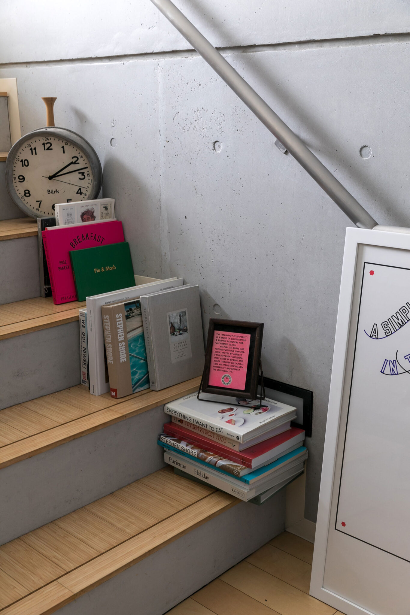 階段にお気に入りの本を並べて。「友達が来るとみんな階段とかに適当に座ってます」