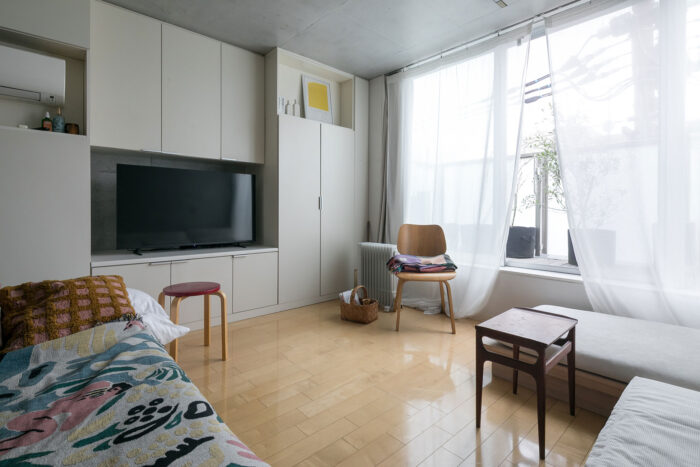 内側にたっぷりとした丈のレースのカーテンを吊るす。「窓辺に腰掛けて過ごす時間が気に入っていますす」