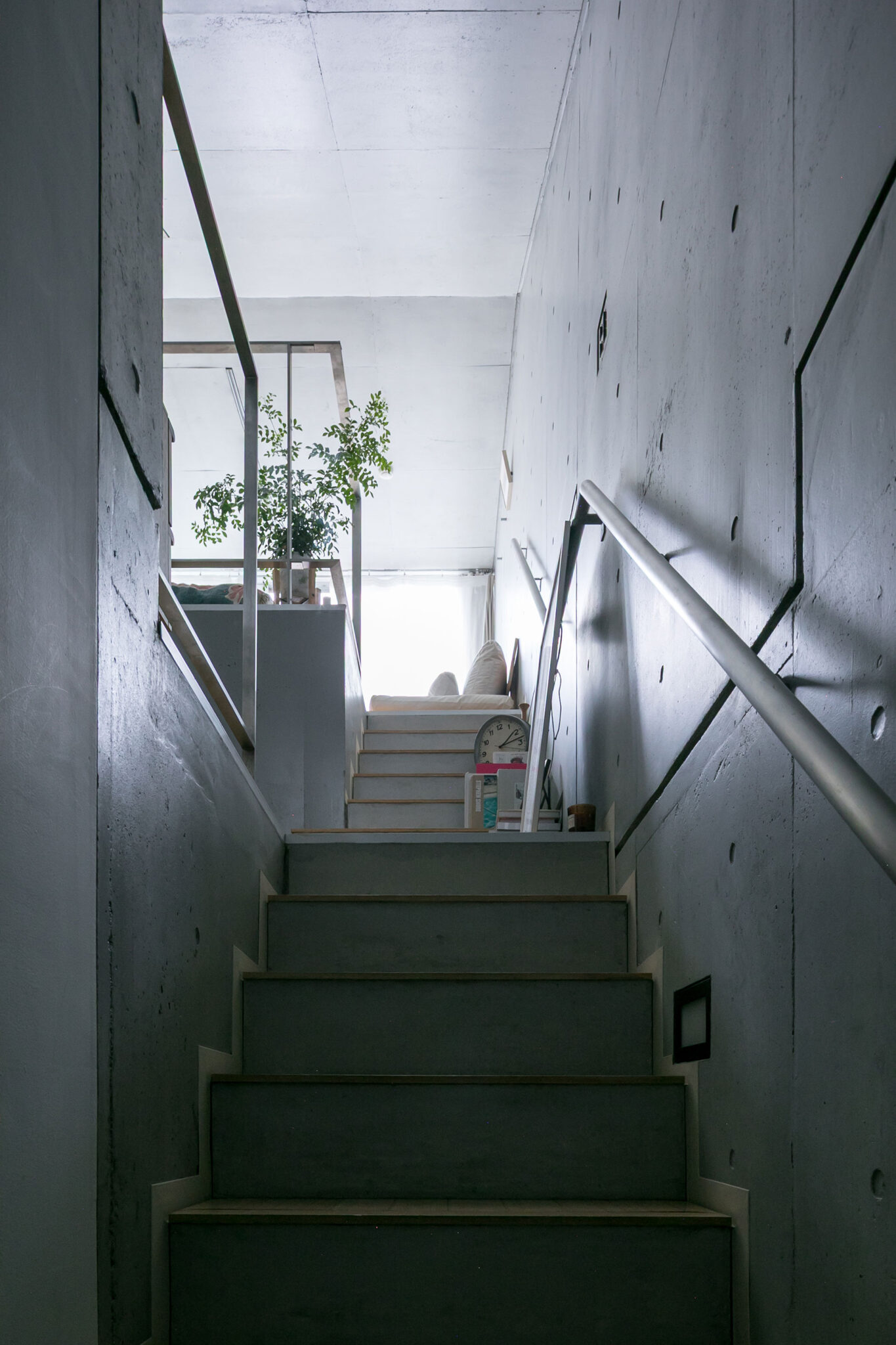 三層のメゾネット。玄関入って見上げると、高さのある吹き抜けが心地よい。床面積は約47㎡。