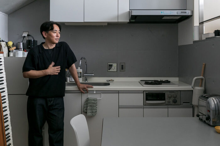 「家具は実家にたくさん置いてあって、ここにあるものは今、身近に置きたいものばかりです」と浅本充さん。