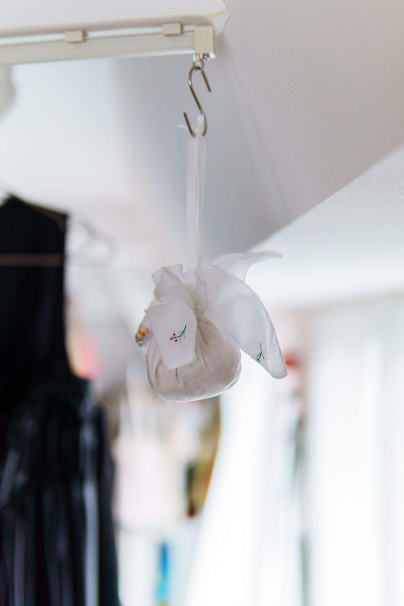 アンティークのハンカチで作ったサシェには、ヒバのチップを入れて。