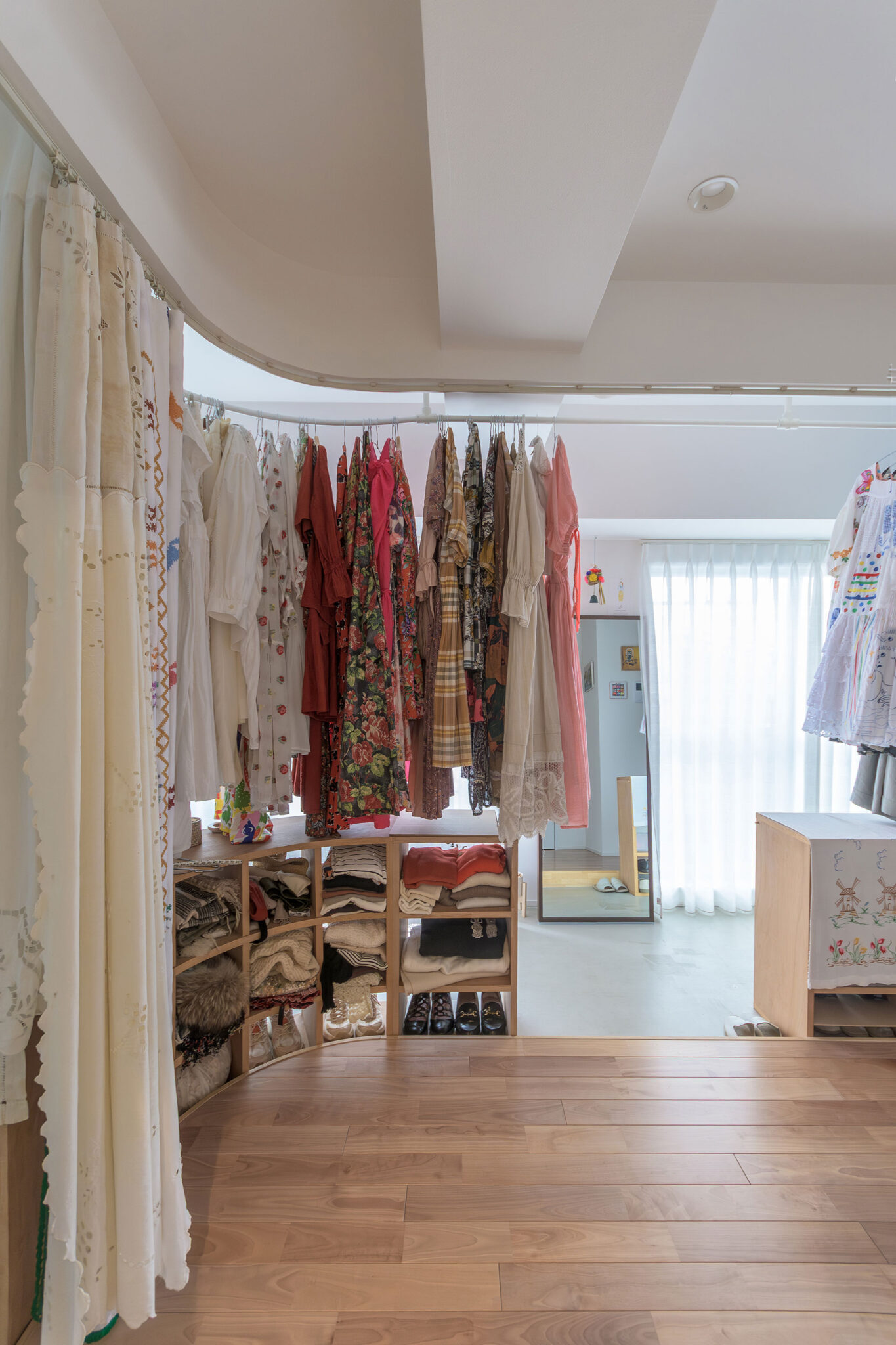 ハンガーレールにはワンピースを吊るし、造作棚にはニットやパンツを収納。