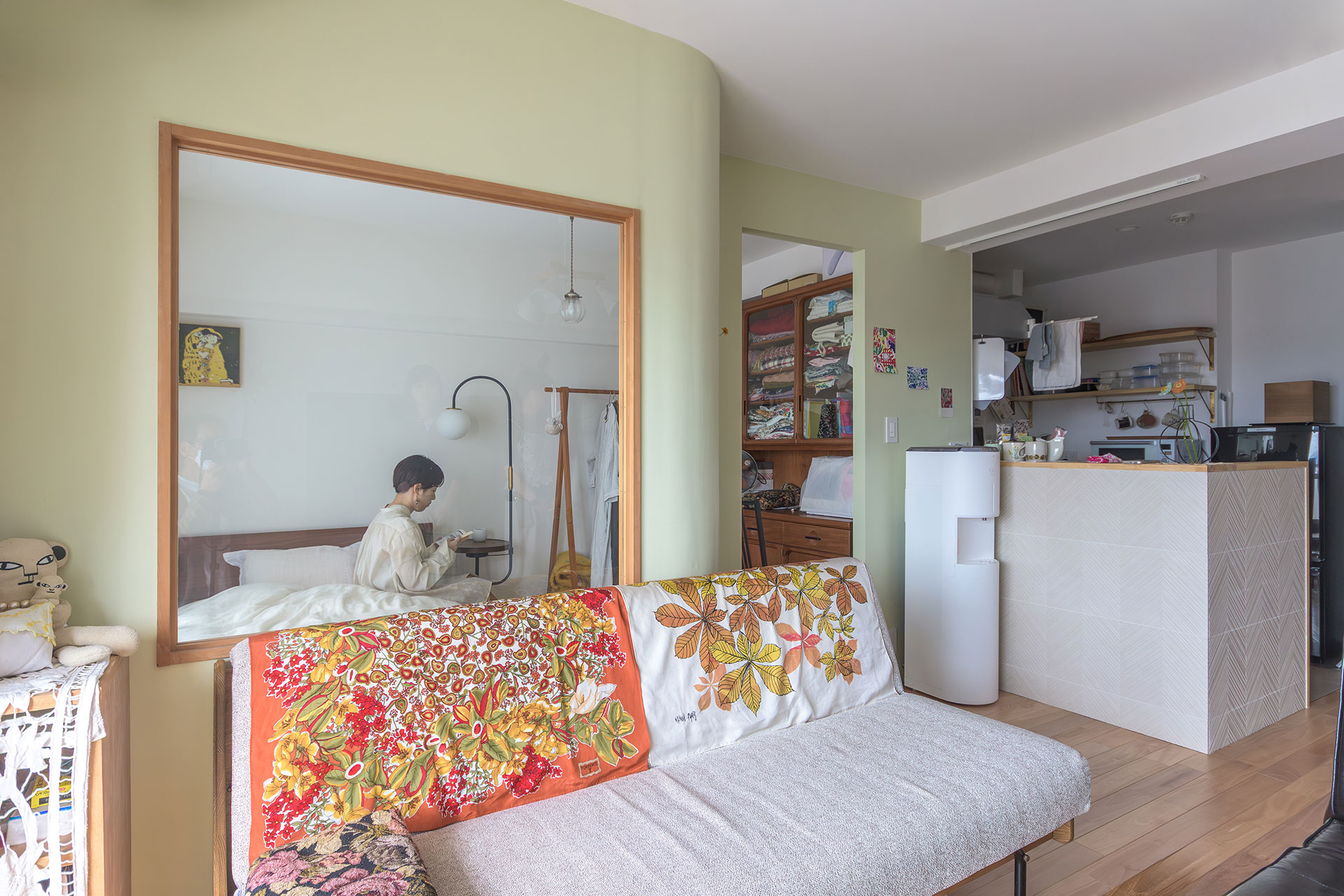 寝室のガラス窓から、部屋全体を見渡せるようにした。