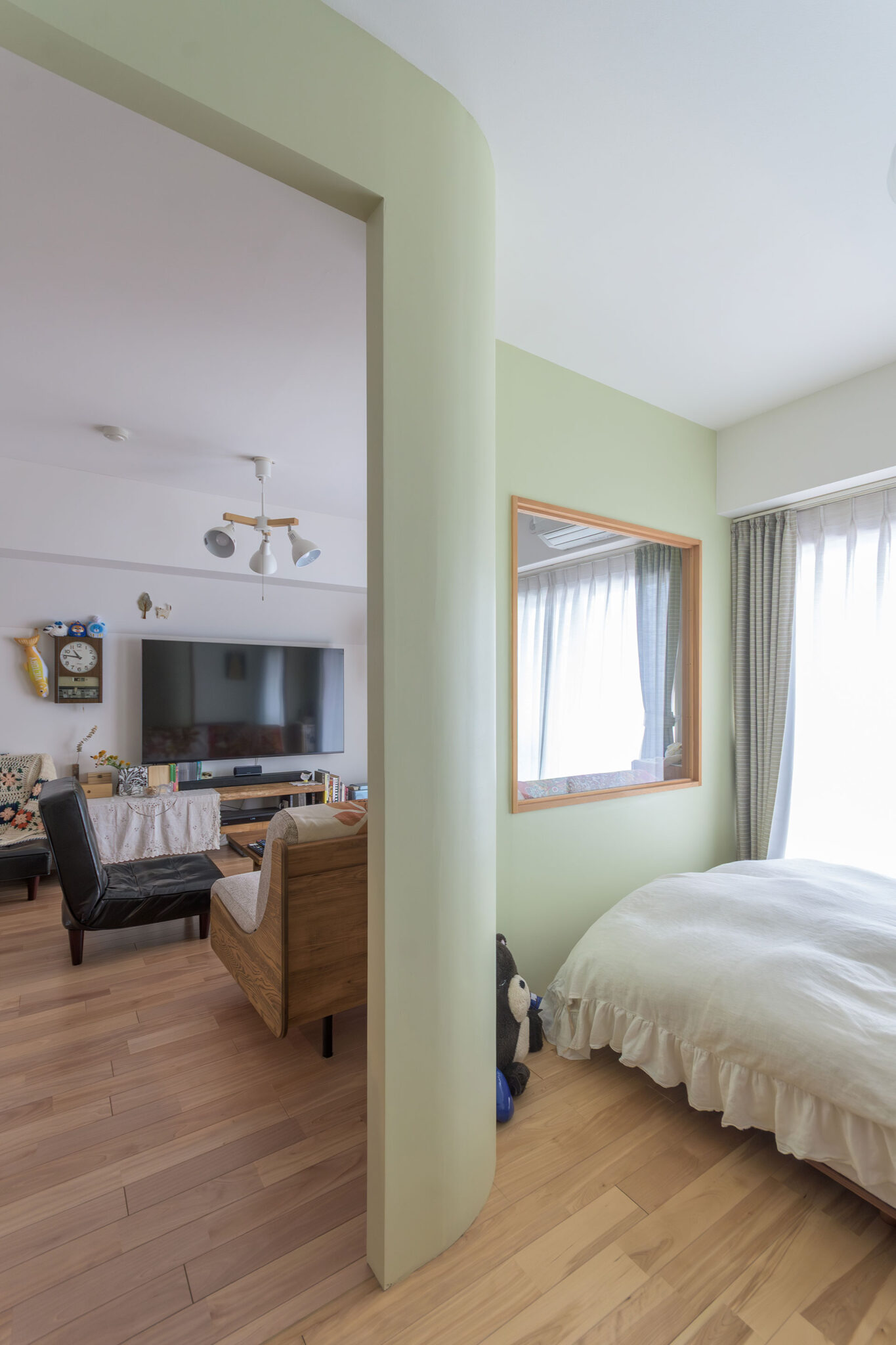 リビングと寝室でフローリングの色に変化をつけ、視覚的にもオンとオフを切り替える。