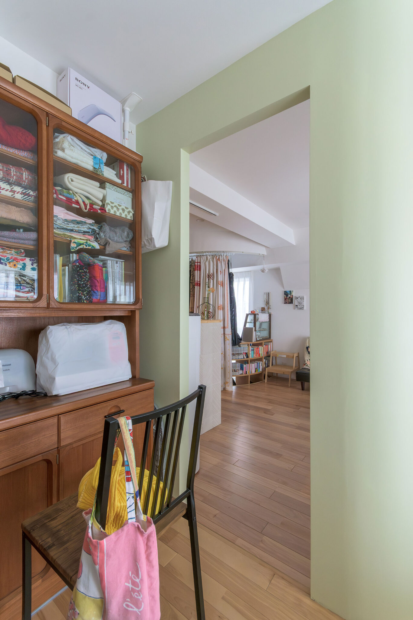 寝室の開口から土間方向を見る。