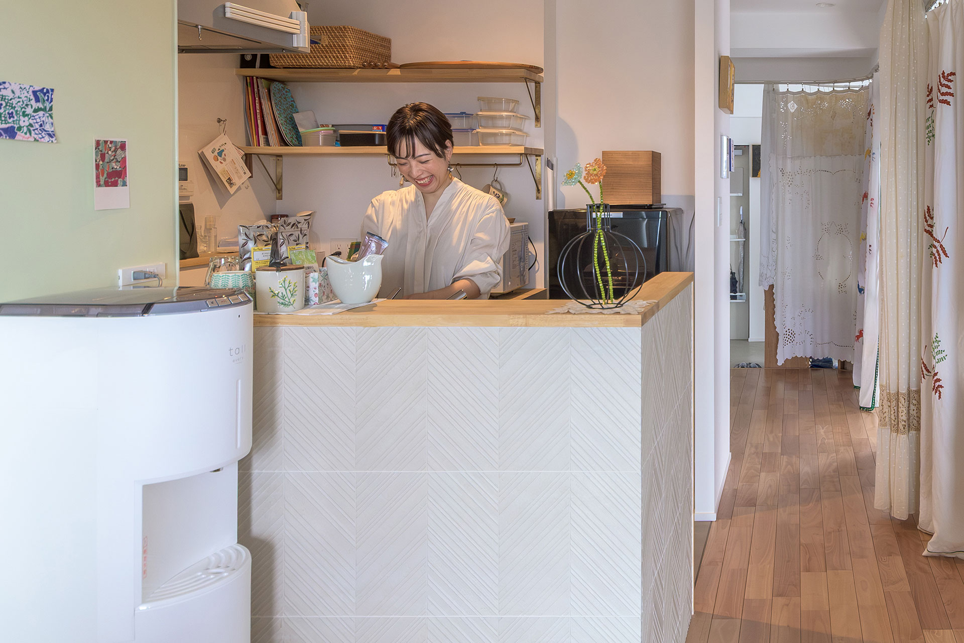 キッチンの腰壁には、ヘリンボーン柄を採用。