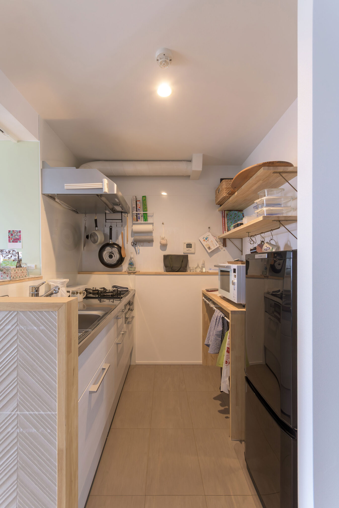 キッチン奥の壁は、マグネットタイプのパネルに。