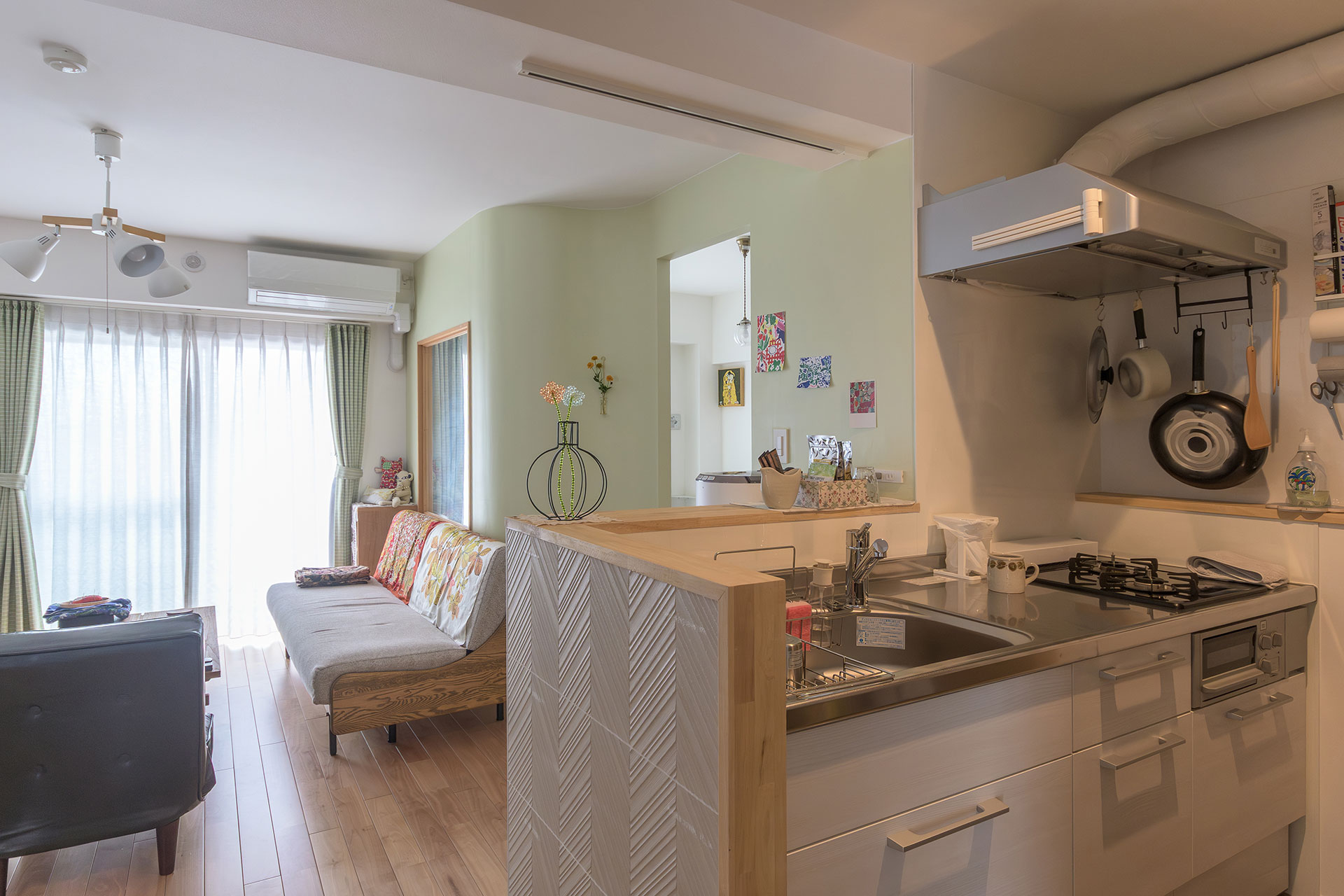 土間を背に、部屋全体を眺める。