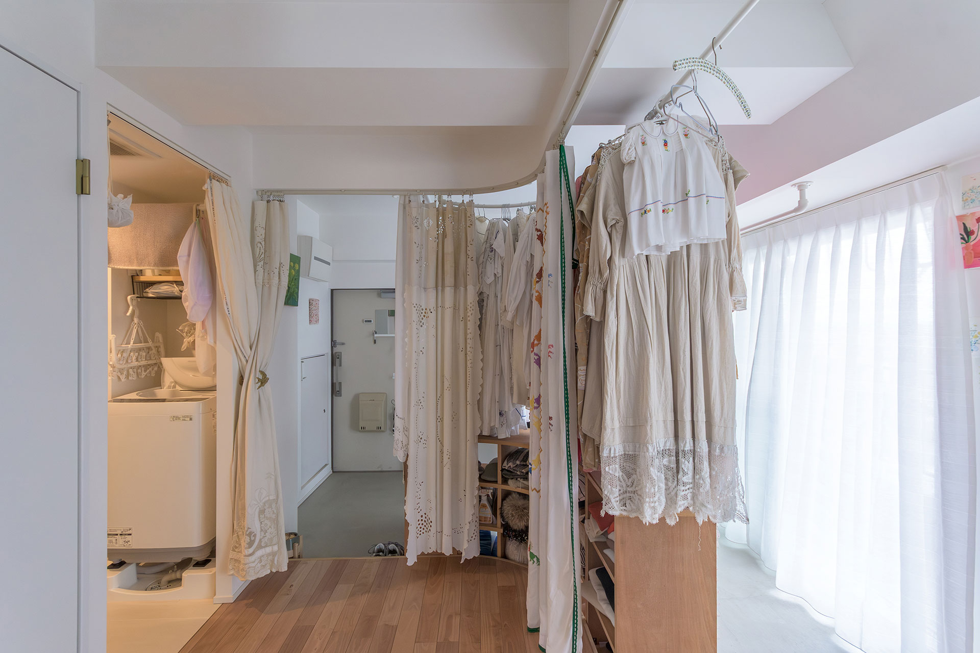 クローゼットの左手には、トイレ、浴槽、脱衣所、洗面所の水回りを集約。