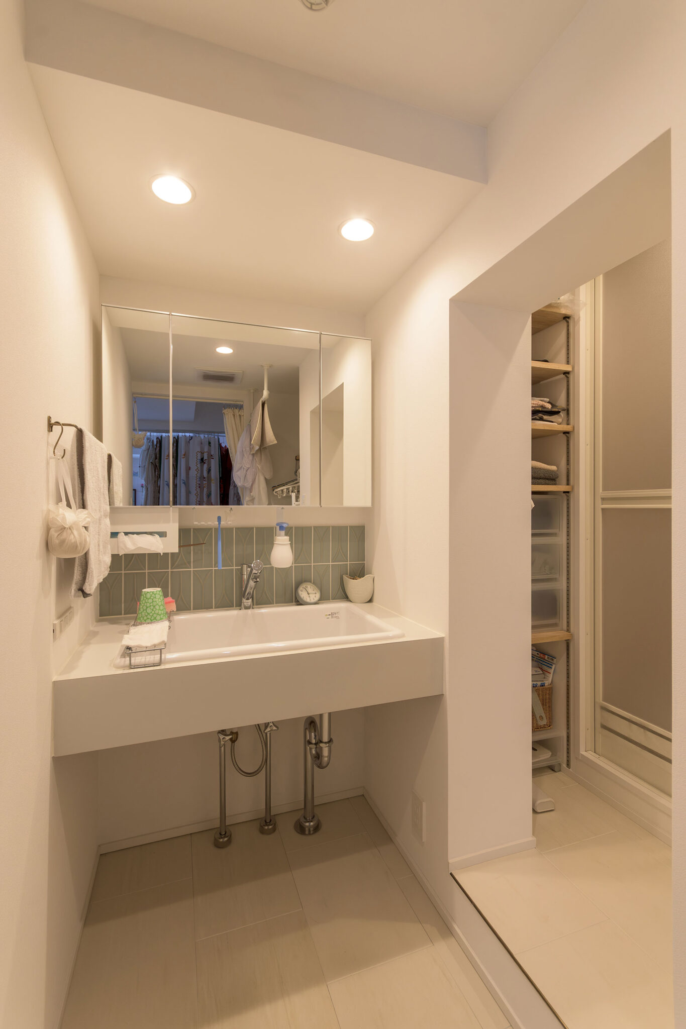 洗面台の右側に脱衣所と浴室、左側にトイレ。