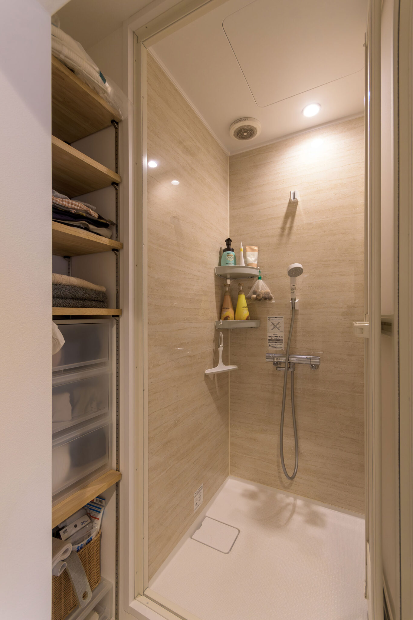 湯船に浸かる習慣がないため、シャワールームのみ。