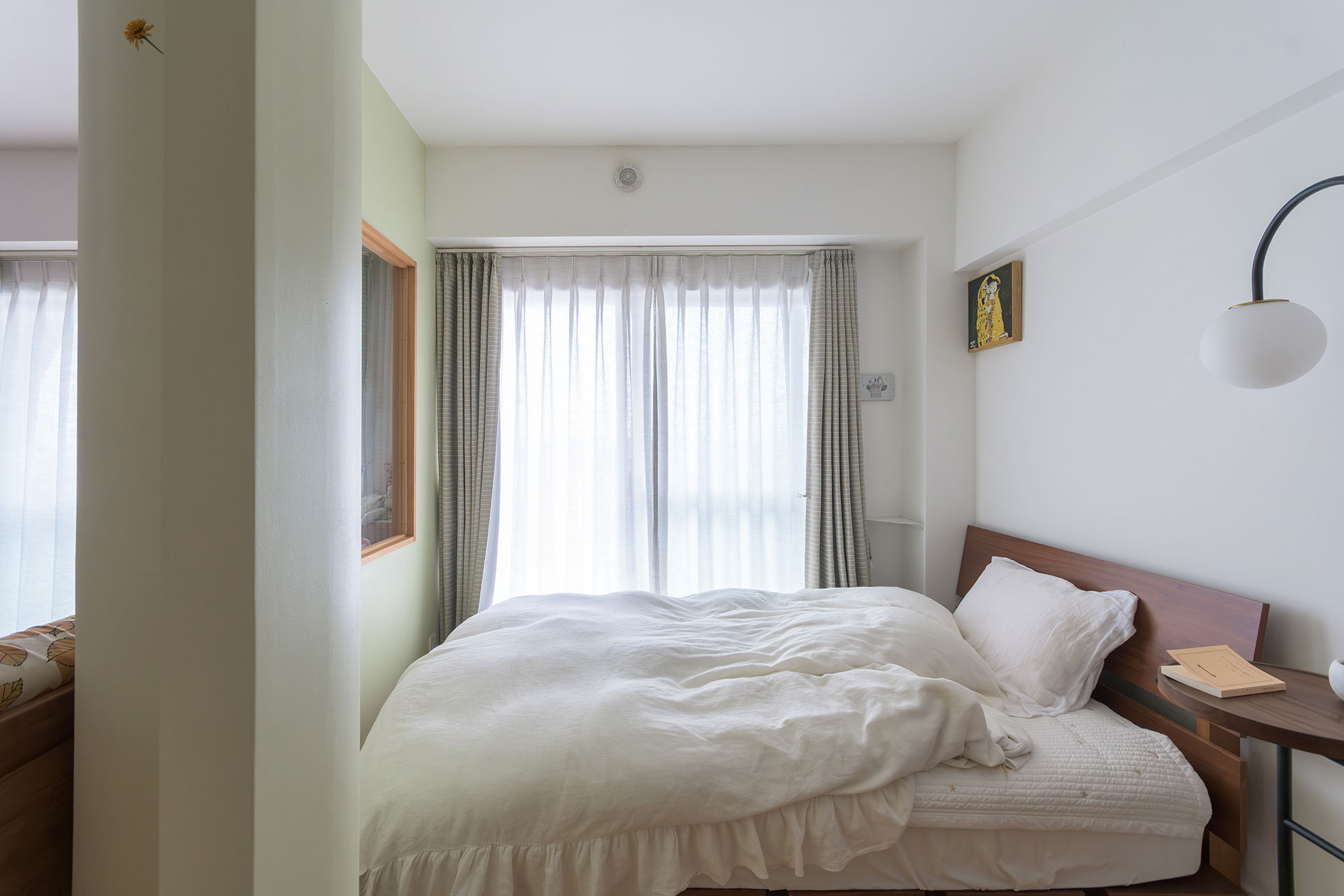 扉はないが、壁で仕切ることで落ち着ける寝室に。