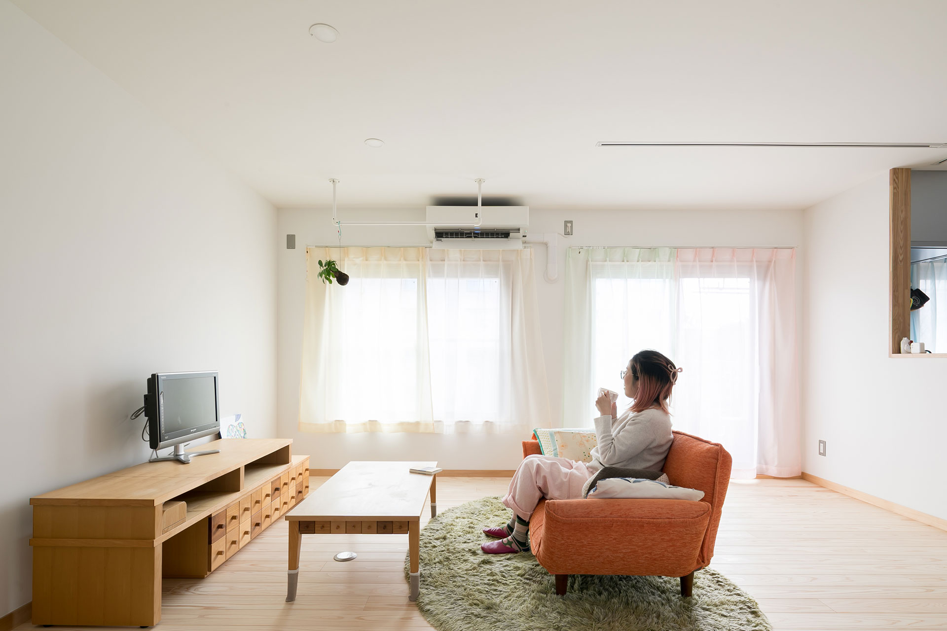 南に面するリビング・ダイニング。購入した物件の外窓が大規模修繕で交換されていたため、合わせて外周面の断熱工事を行い、暑さ・寒さ・湿気対策を行った。「断熱工事で団地特有の住みづらさを解消でき、快適に過ごせています」 (Oさん) 。