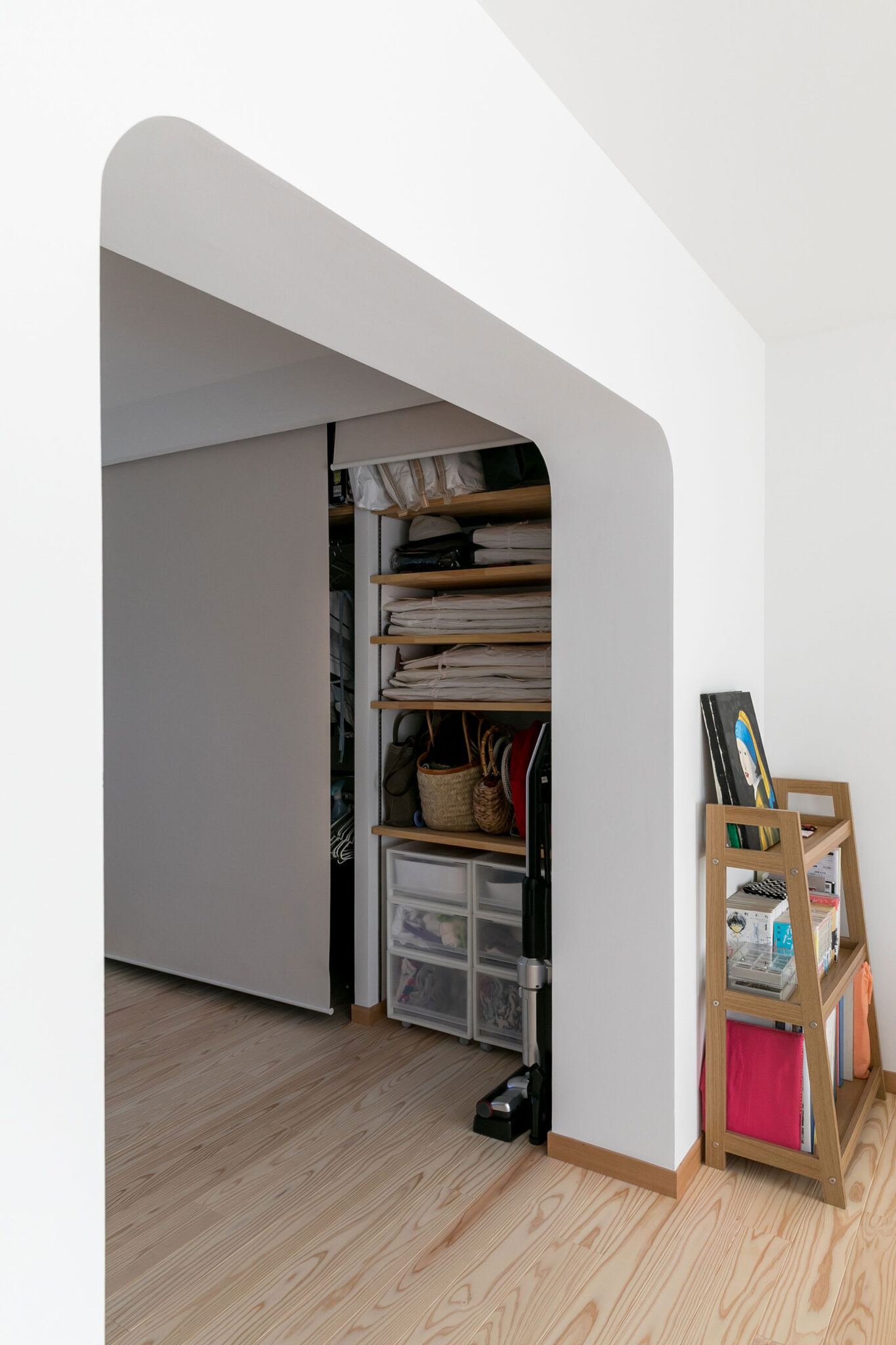 寝室のクローゼットには扉は設けず、ロールスクリーンを採用。