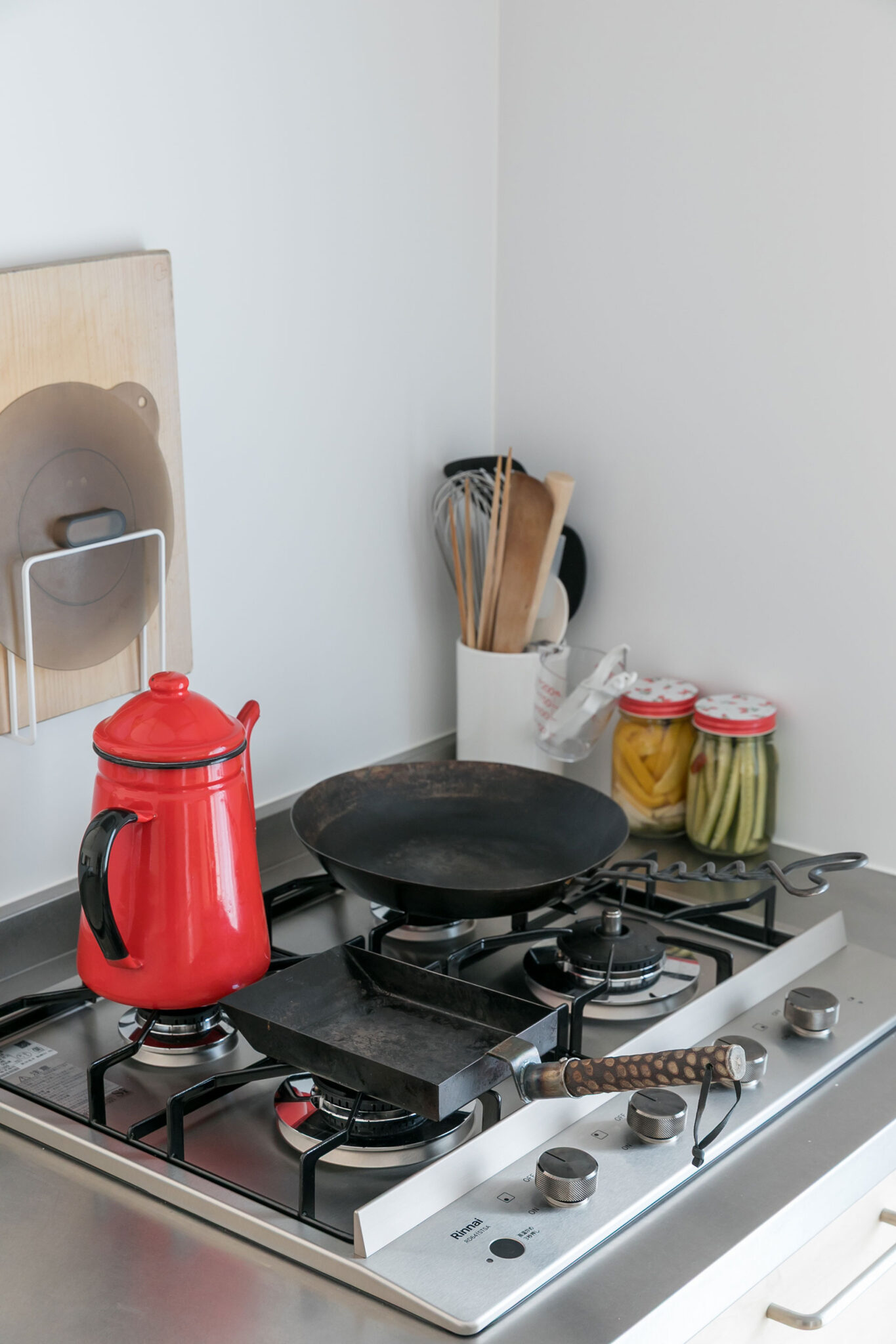 お料理好きなOさんは４口コンロをセレクト。フライパンや卵焼き器は大阪の会社にオーダーした愛用品。