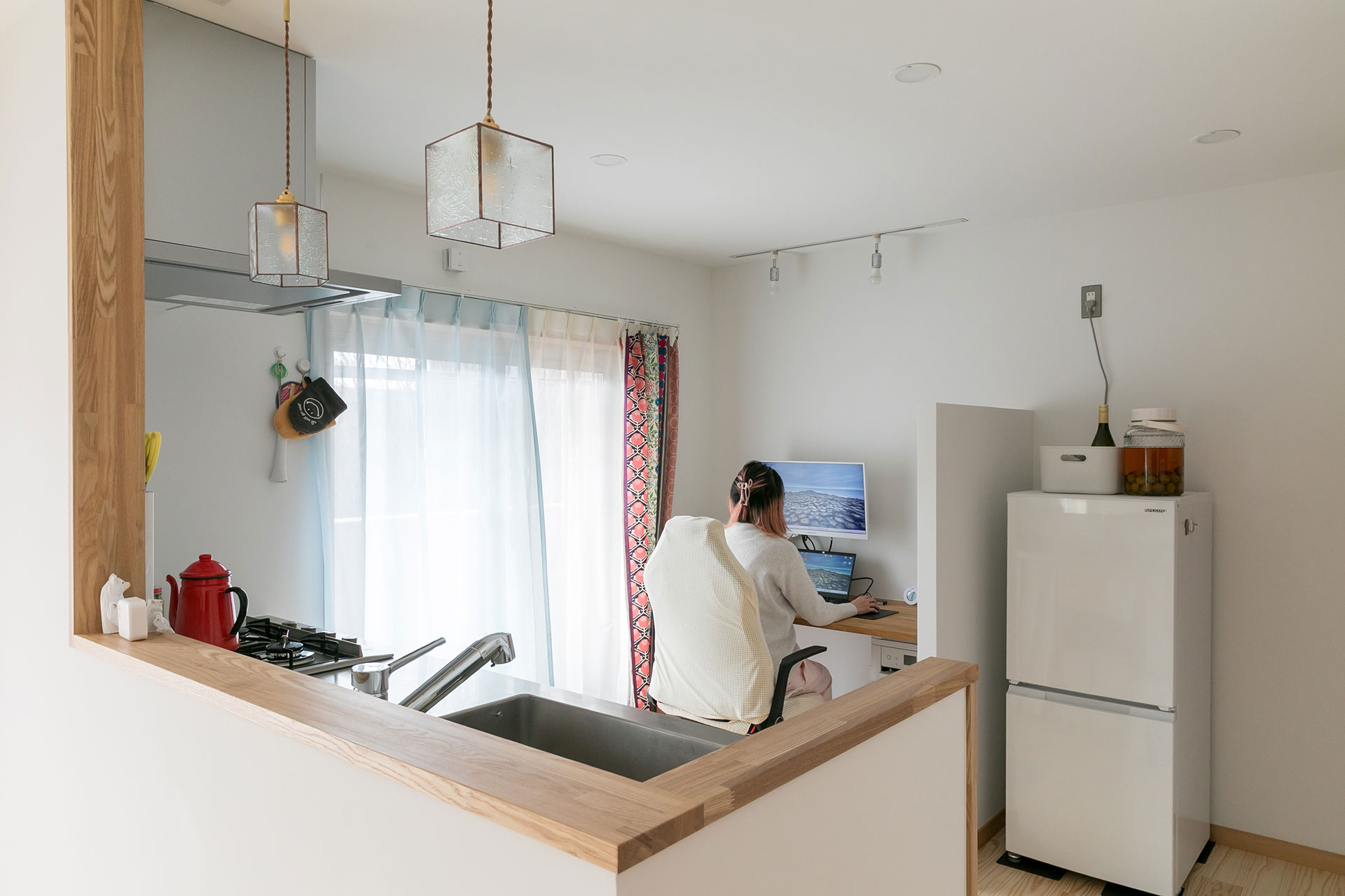 キッチンの奥にワークスペースとしてデスクを造作。