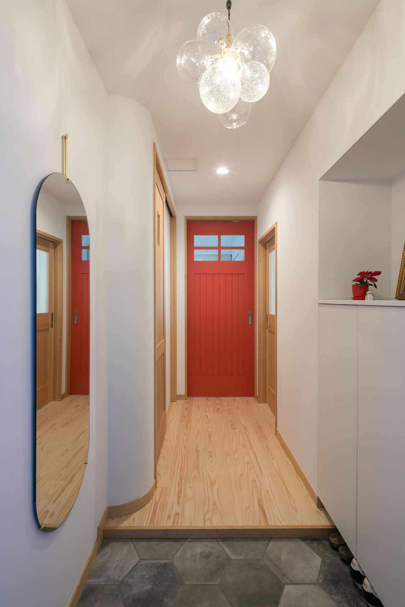 玄関の扉を開けると目に飛び込んでくる赤い木製建具は、この家のシンボルのような存在。