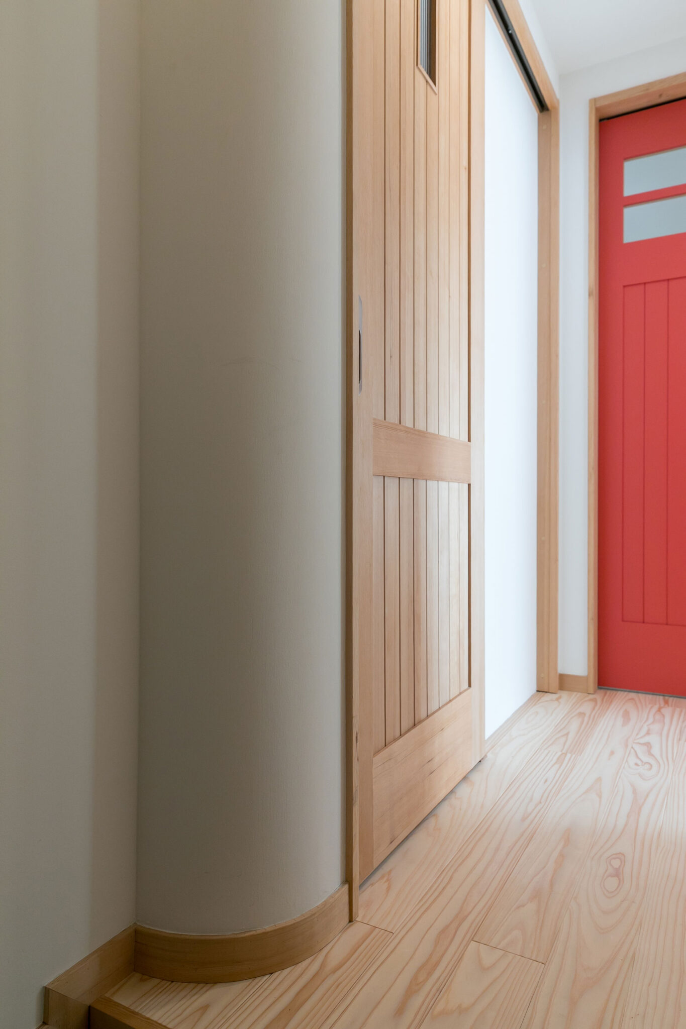 水回りを既存より少し広げたため、廊下側に少しせり出した。その部分をアーチ状に加工することで、圧迫感を解消している。