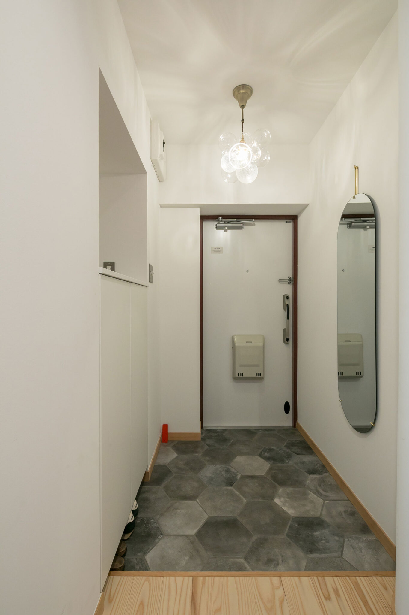 玄関ホール。土間のペンタゴンタイルやガラスのシャンデリアが、洗練された印象を演出。玄関ホール。土間のペンタゴンタイルやガラスのシャンデリアが、洗練された印象を演出。