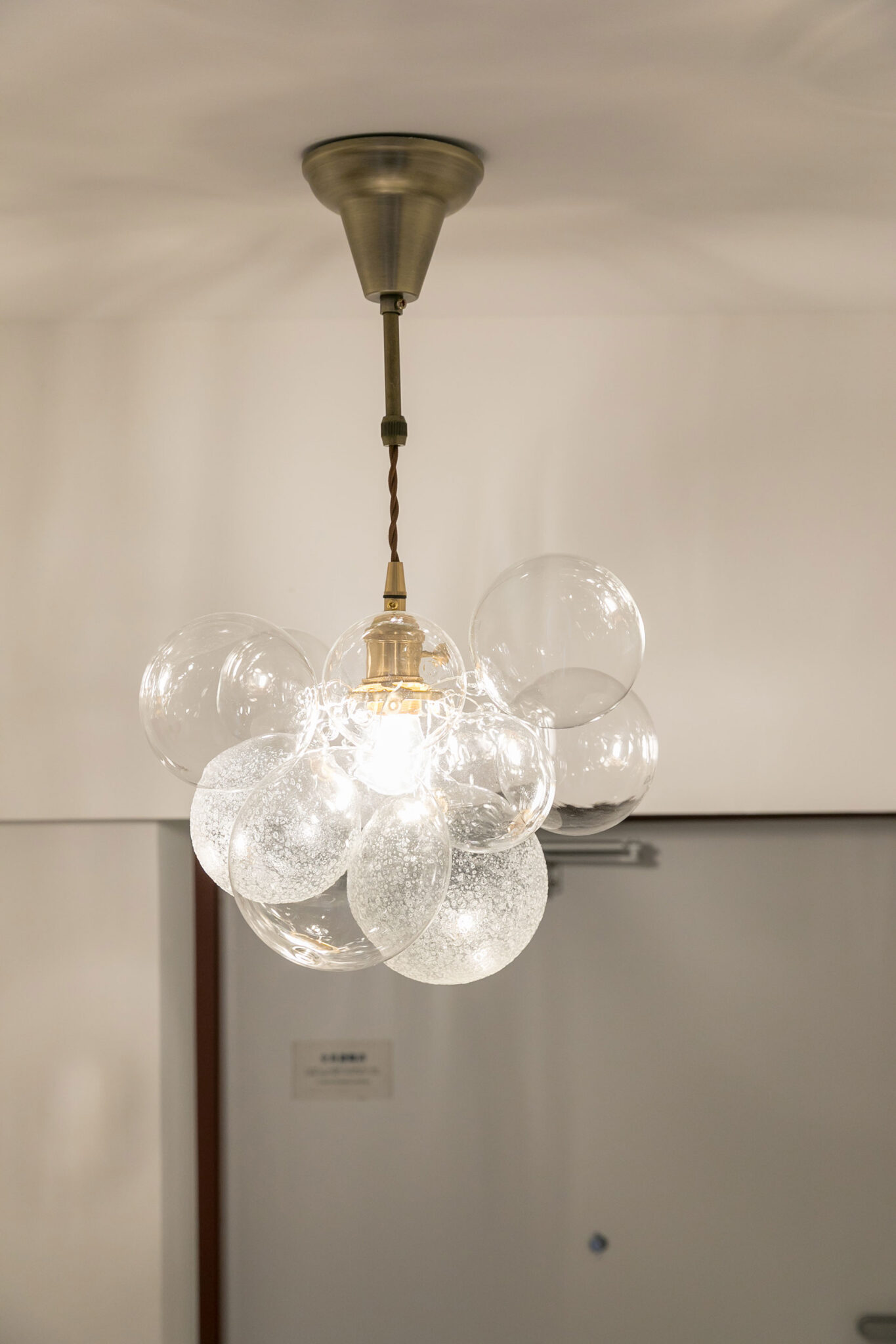 Oさんのお気に入り、バブルシャンデリア。ガラス球の大小や気泡のあるなしを選んでオーダーできる。