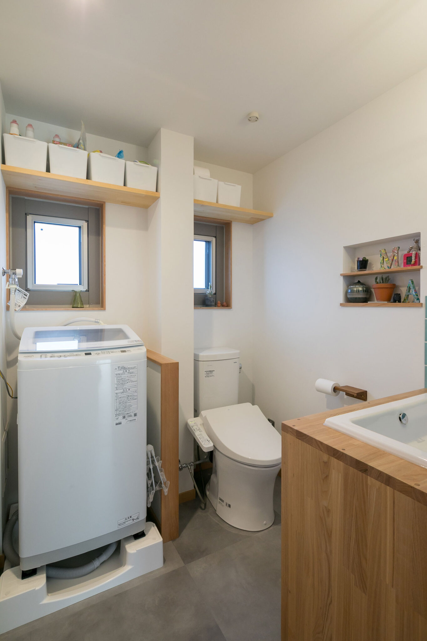 脱衣洗面室とトイレを一つの空間にまとめ、省スペースでありながら開放的な空間を実現。