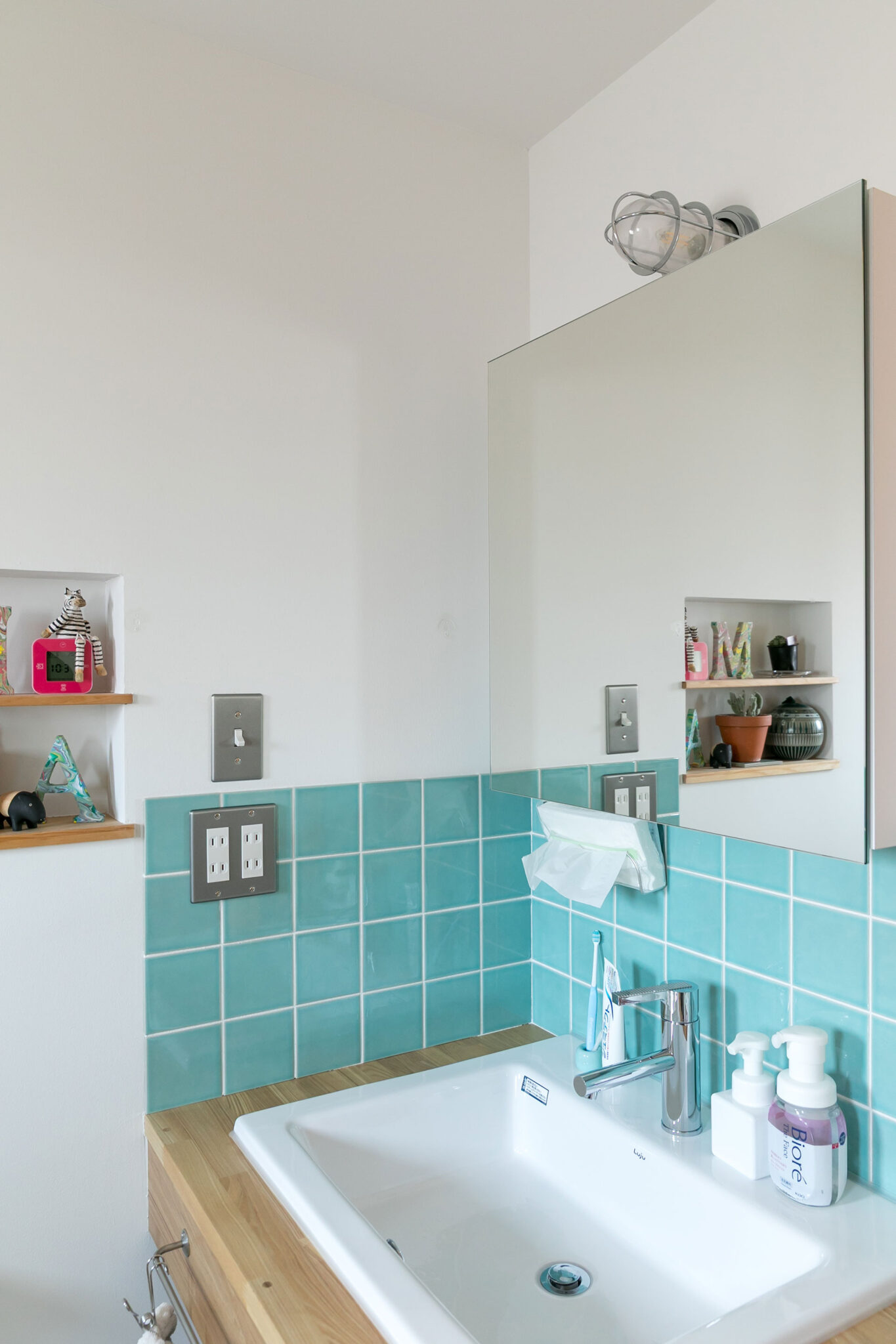 ターコイズブルーのタイルが、明るくさわやかな雰囲気を演出する。