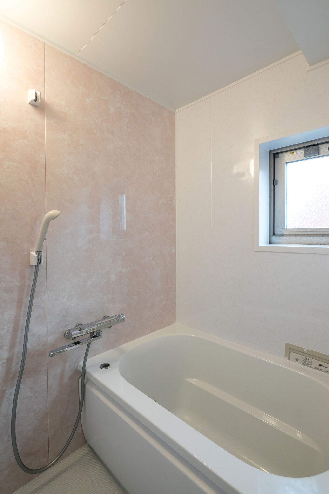 浴室もリノベーションで一新。既存よりも少しスペースを広くとった。