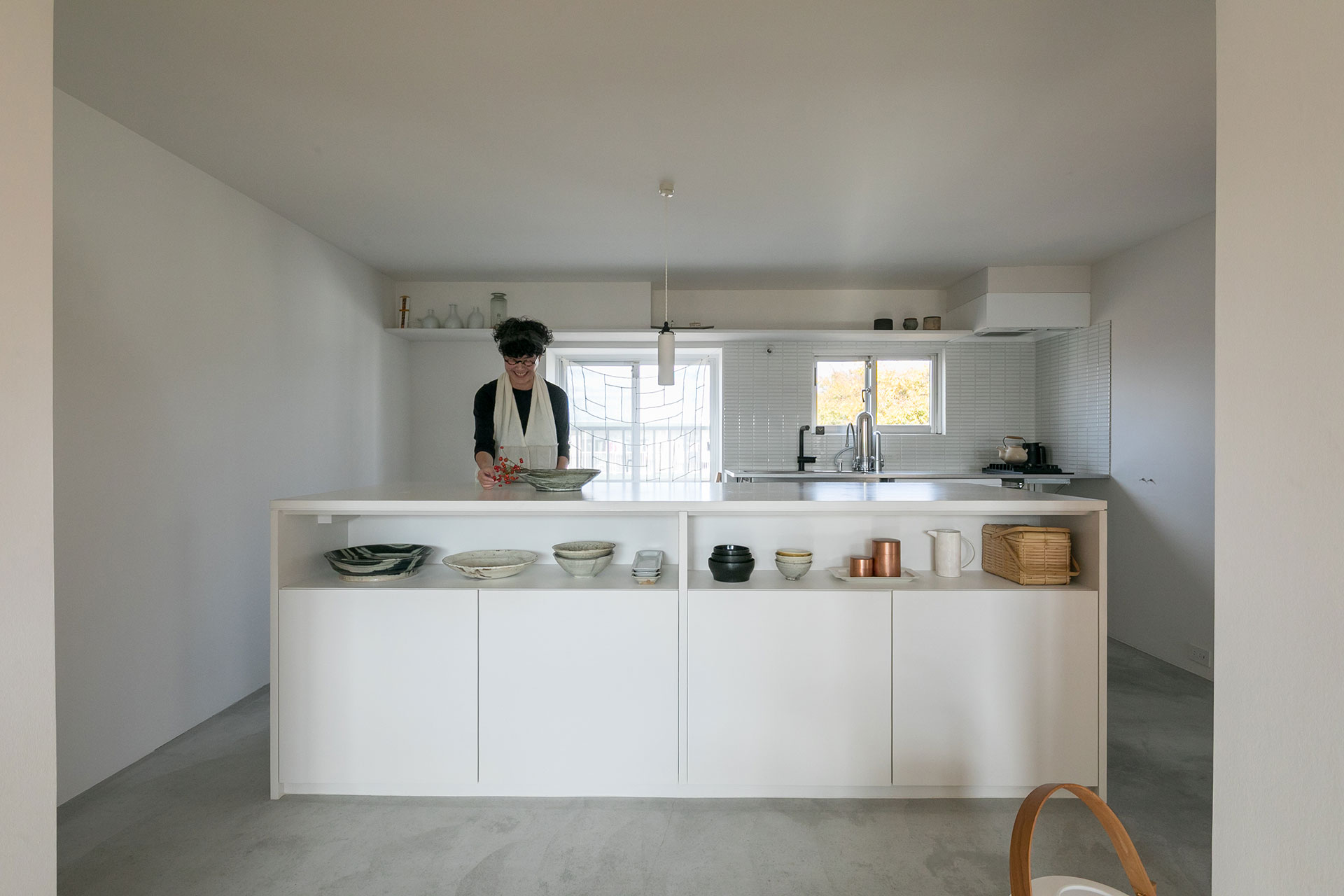 たっぷりとした大きさの作業台をキッチンに。